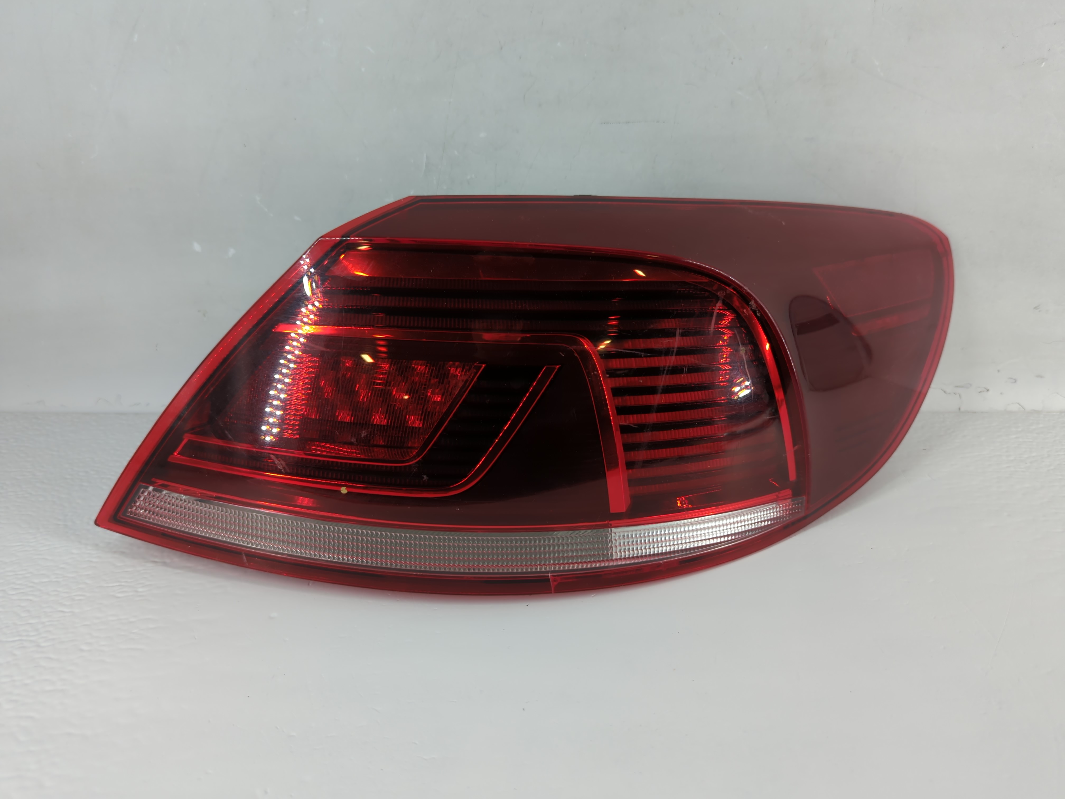Picture of 2013-2017 Volkswagen Cc Passenger Right Side Tail Light Taillight Oem 882497