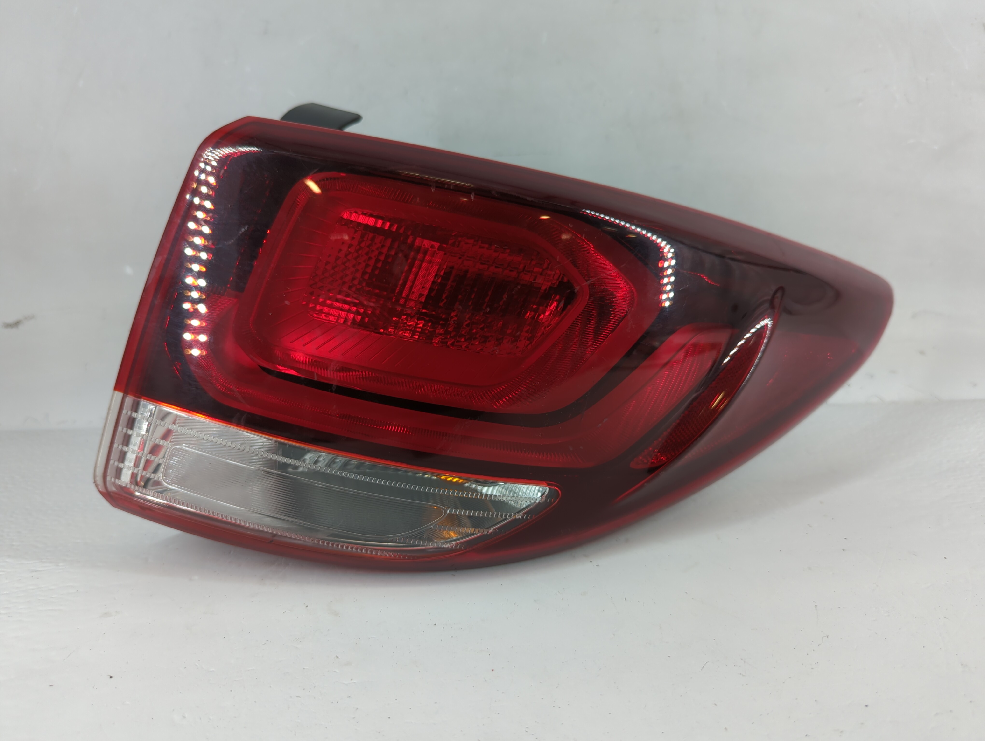 Picture of 2017-2018 Hyundai Santa Fe Passenger Right Side Tail Light Taillight Oem 882551