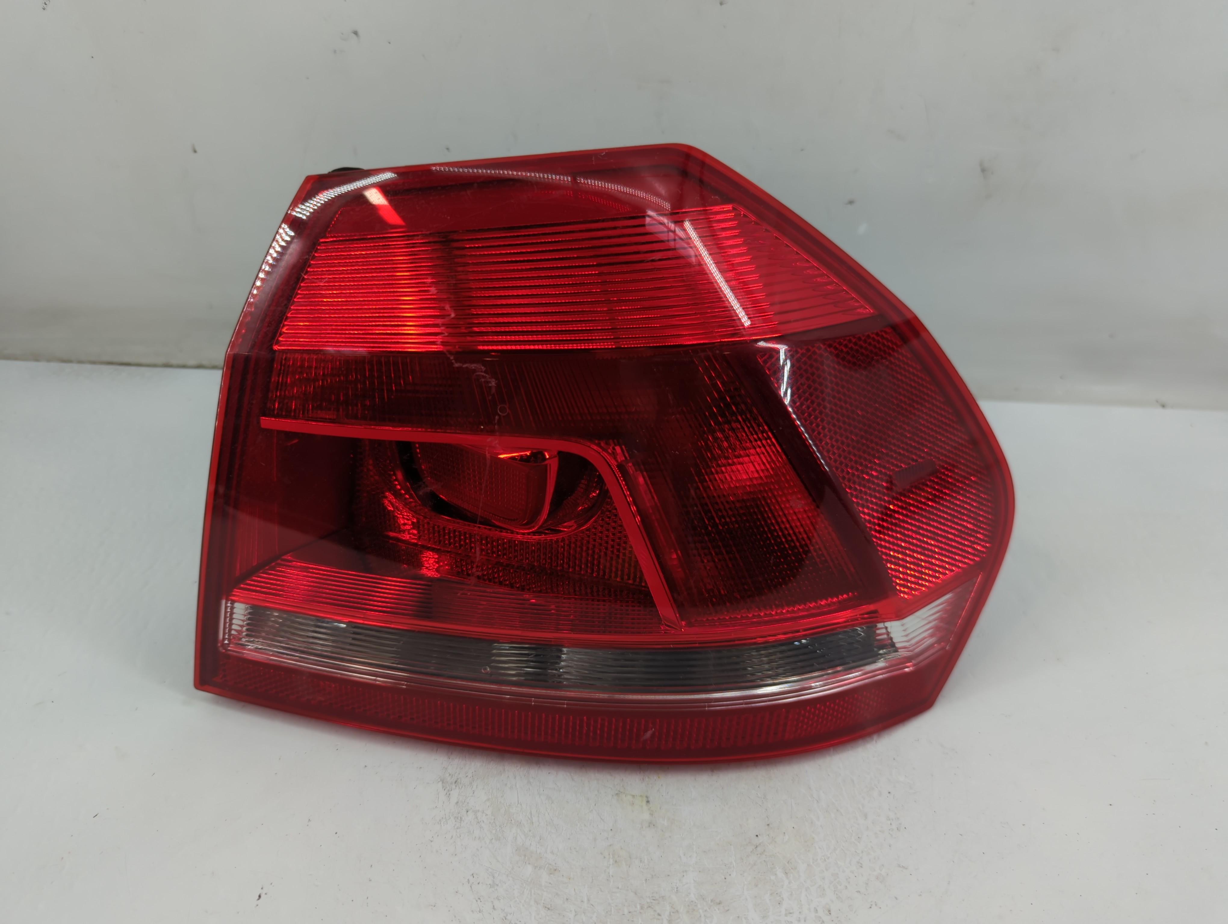 2012-2015 Volkswagen Passat Passenger Right Side Tail Light Taillight Oem 882604 - Oemusedautoparts1.com