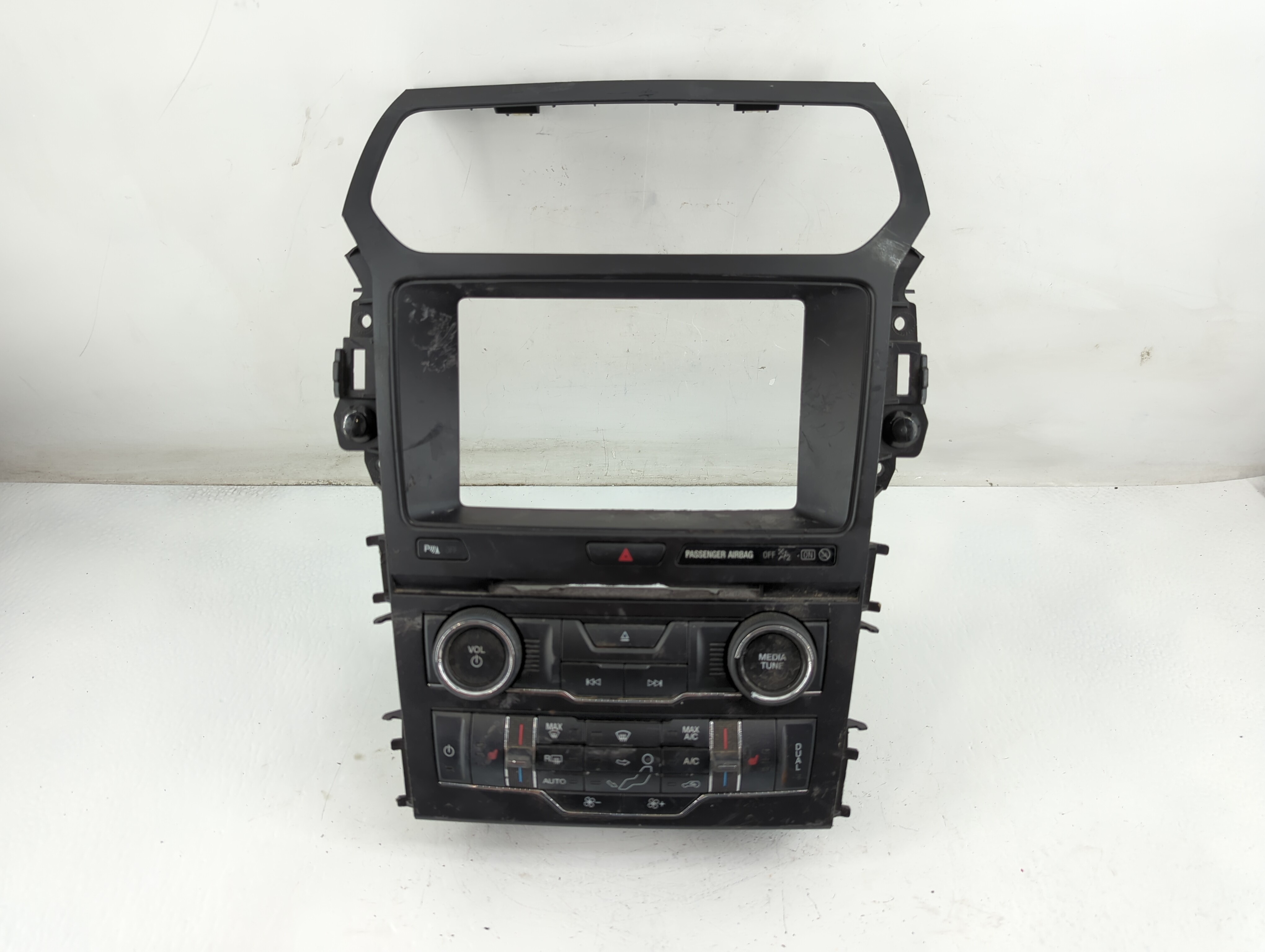 2016-2017 Ford Explorer Am Fm Cd Player Radio Receiver 883141 - Oemusedautoparts1.com