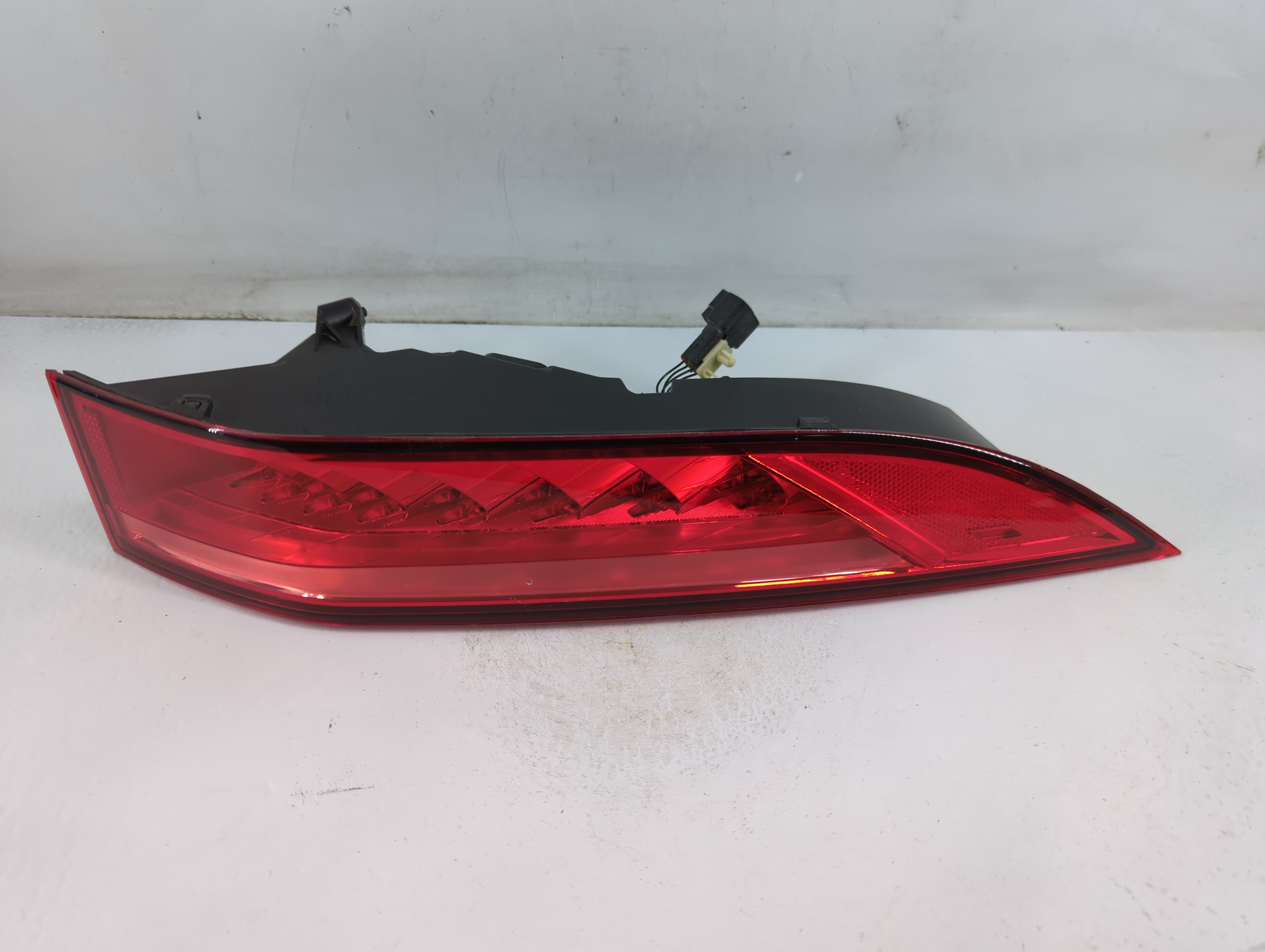 Picture of 2017-2020 Jaguar F-pace Passenger Right Side Tail Light Taillight Oem 883341
