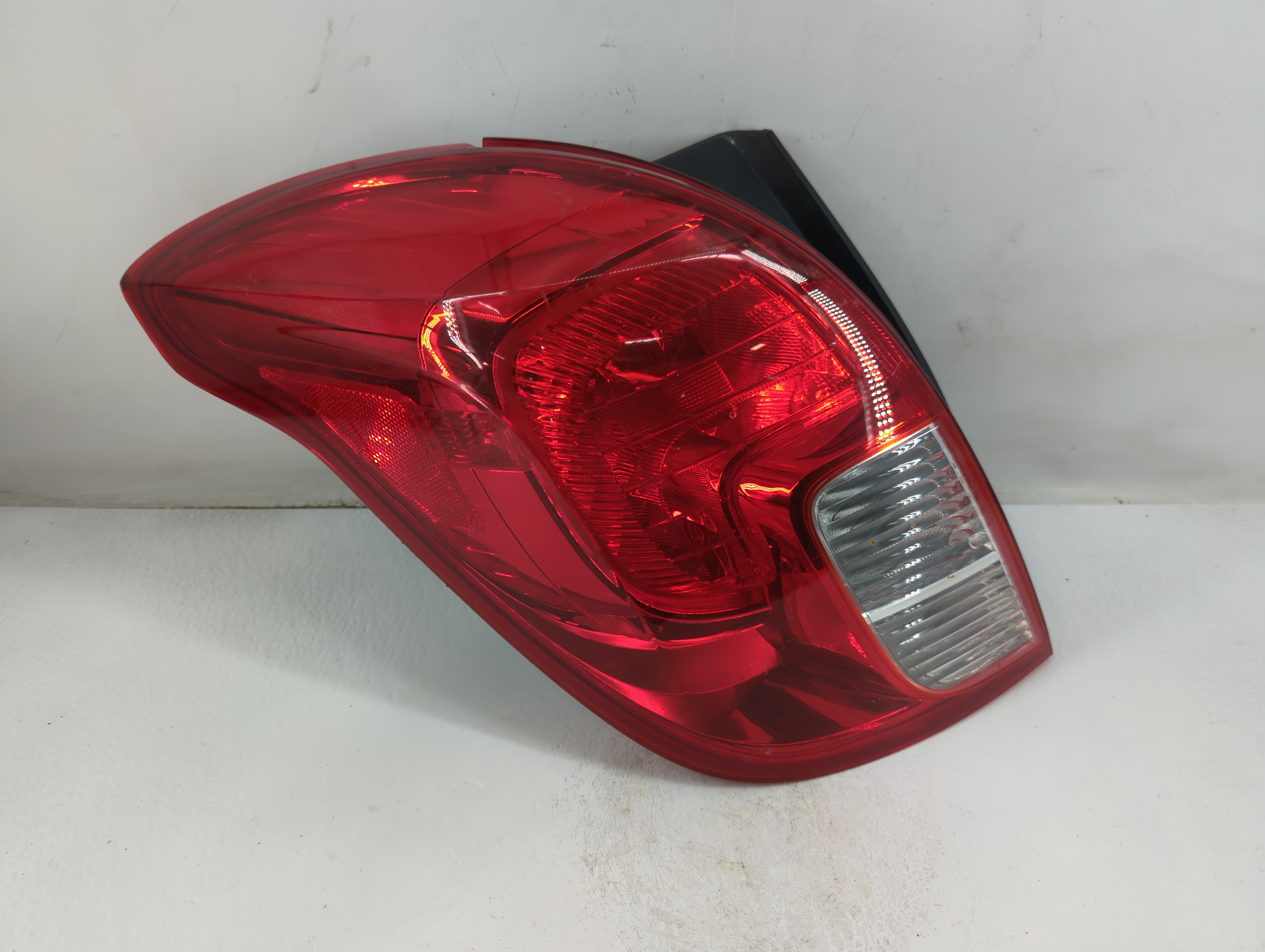 Picture of 2013-2016 Buick Encore Driver Left Side Tail Light Taillight Oem 883342