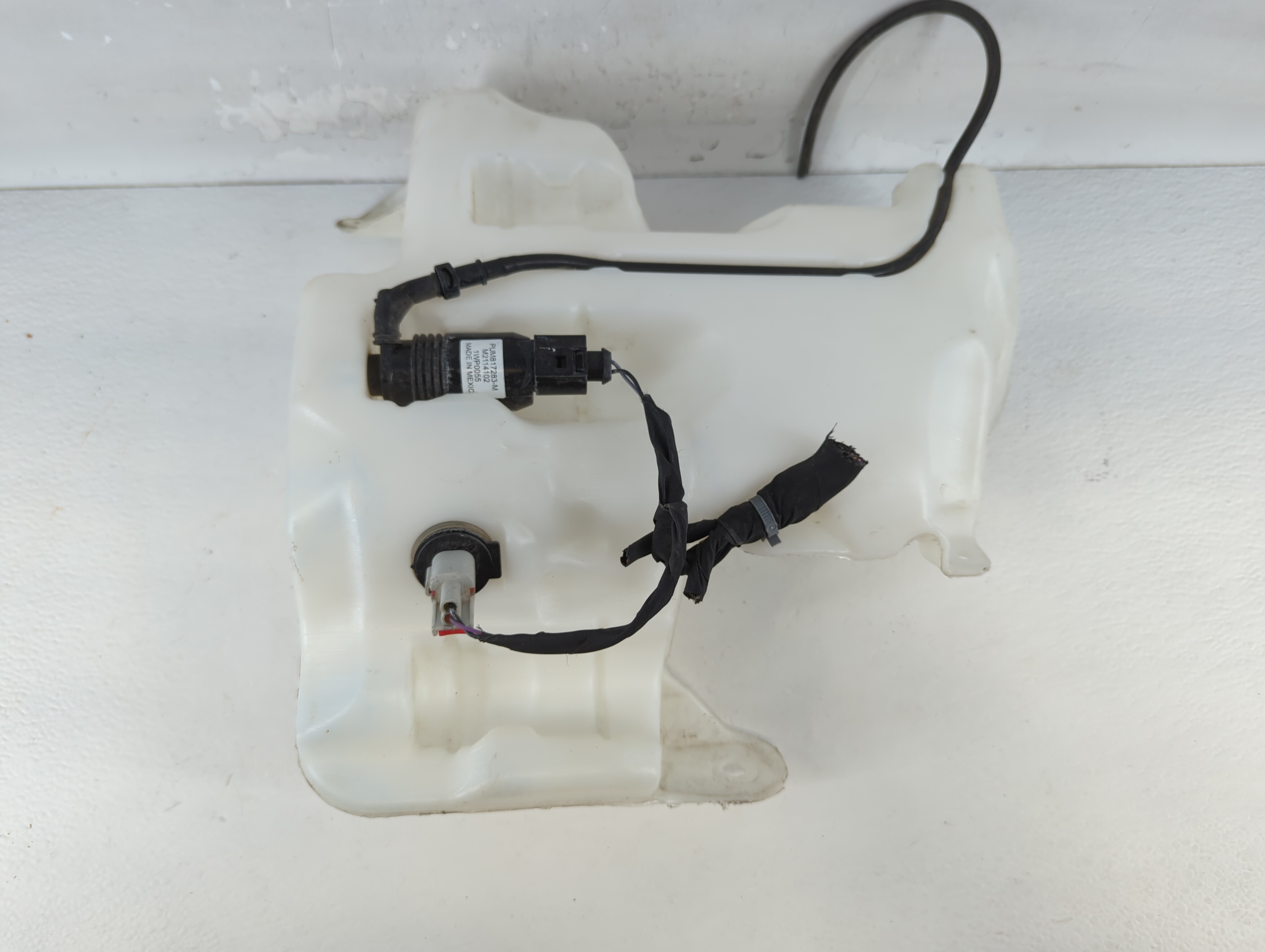 2017-2021 Chevrolet Malibu Windshield Washer Fluid Reservoir Bottle Oem 883684 - Oemusedautoparts1.com