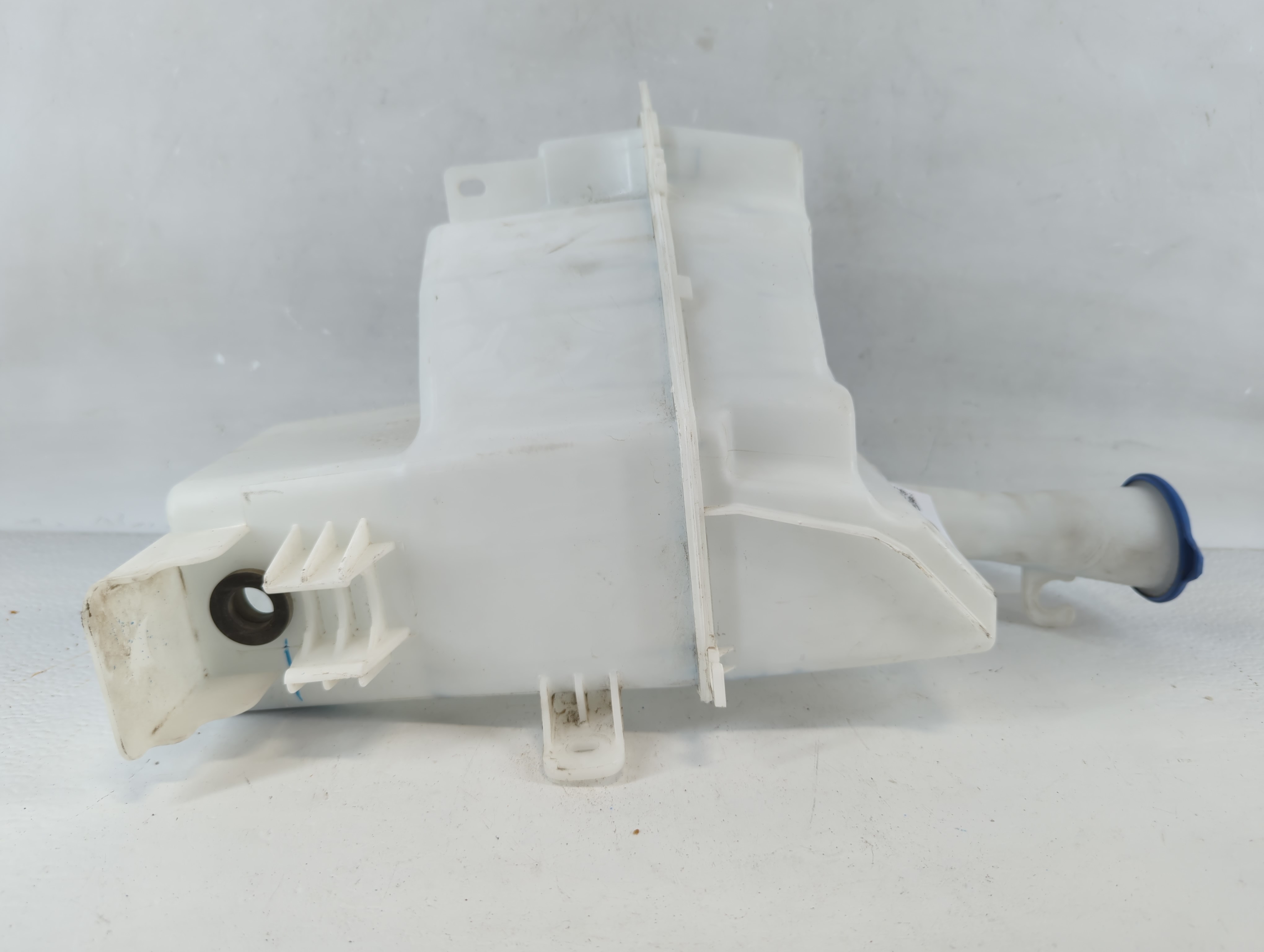 Picture of Hyundai Elantra Windshield Washer Fluid Reservoir Bottle Oem 883685