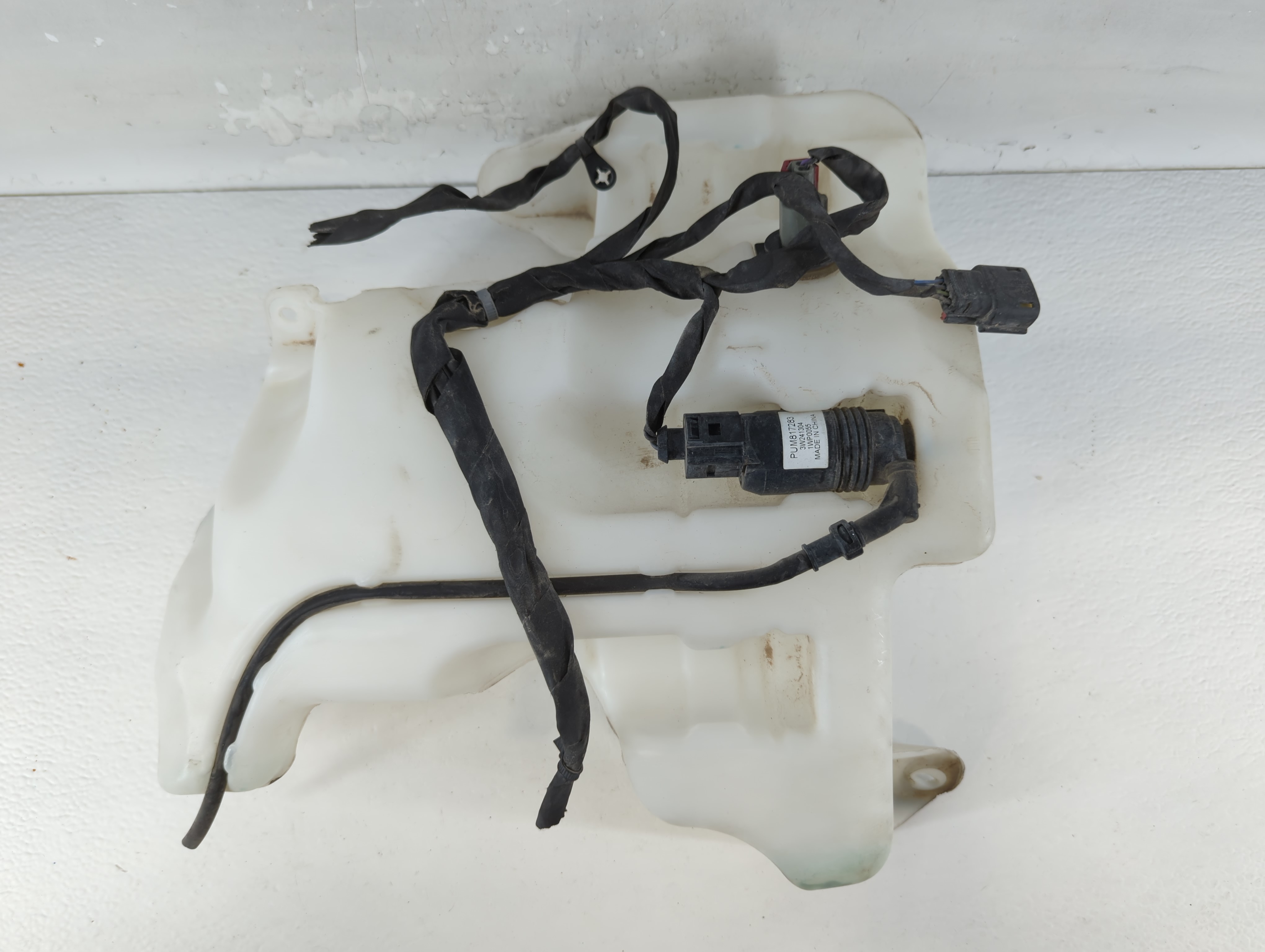 2017-2021 Chevrolet Malibu Windshield Washer Fluid Reservoir Bottle Oem 883693 - Oemusedautoparts1.com