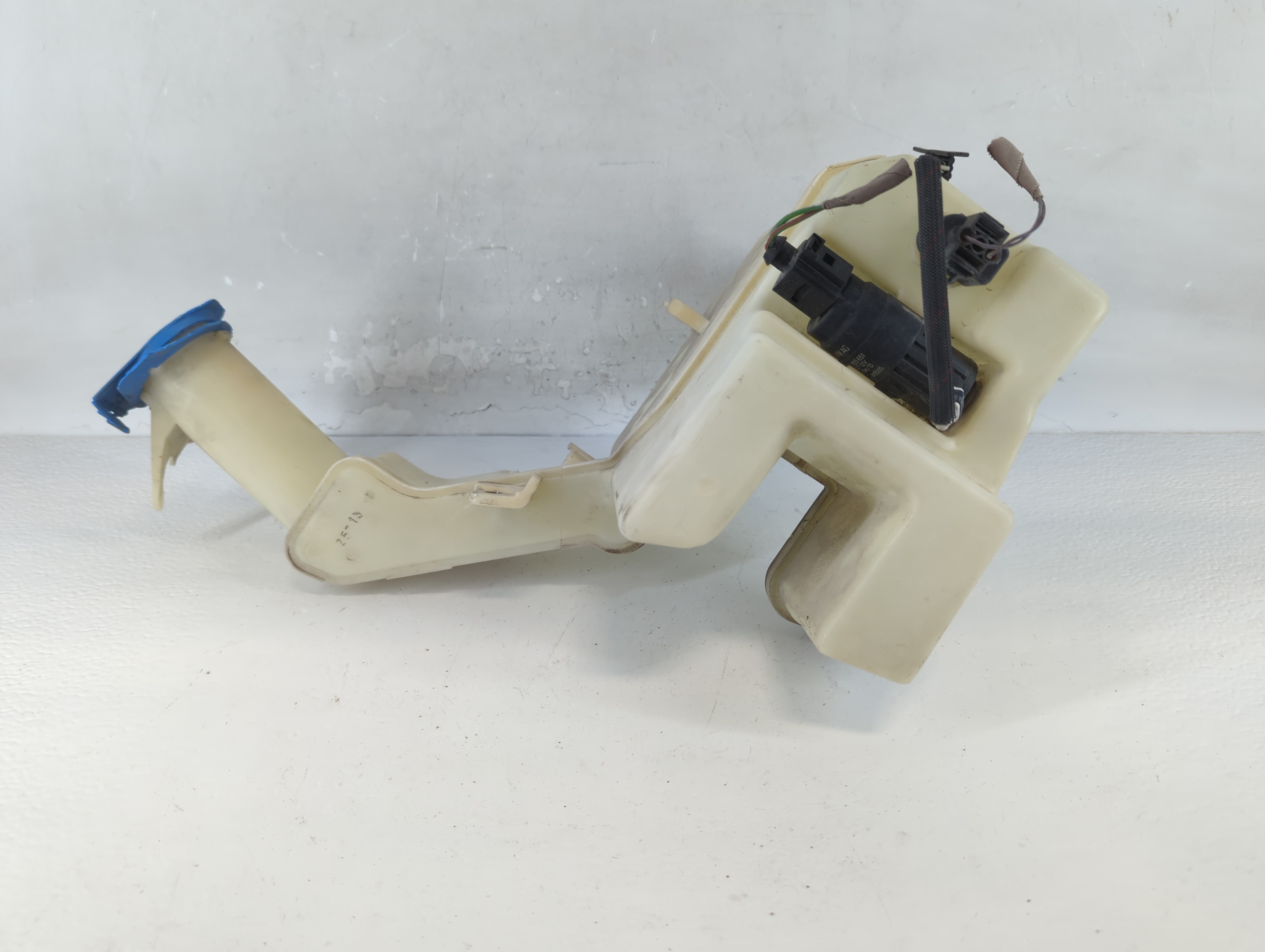 Picture of 2013-2017 Volkswagen Cc Windshield Washer Fluid Reservoir Bottle Oem 883723