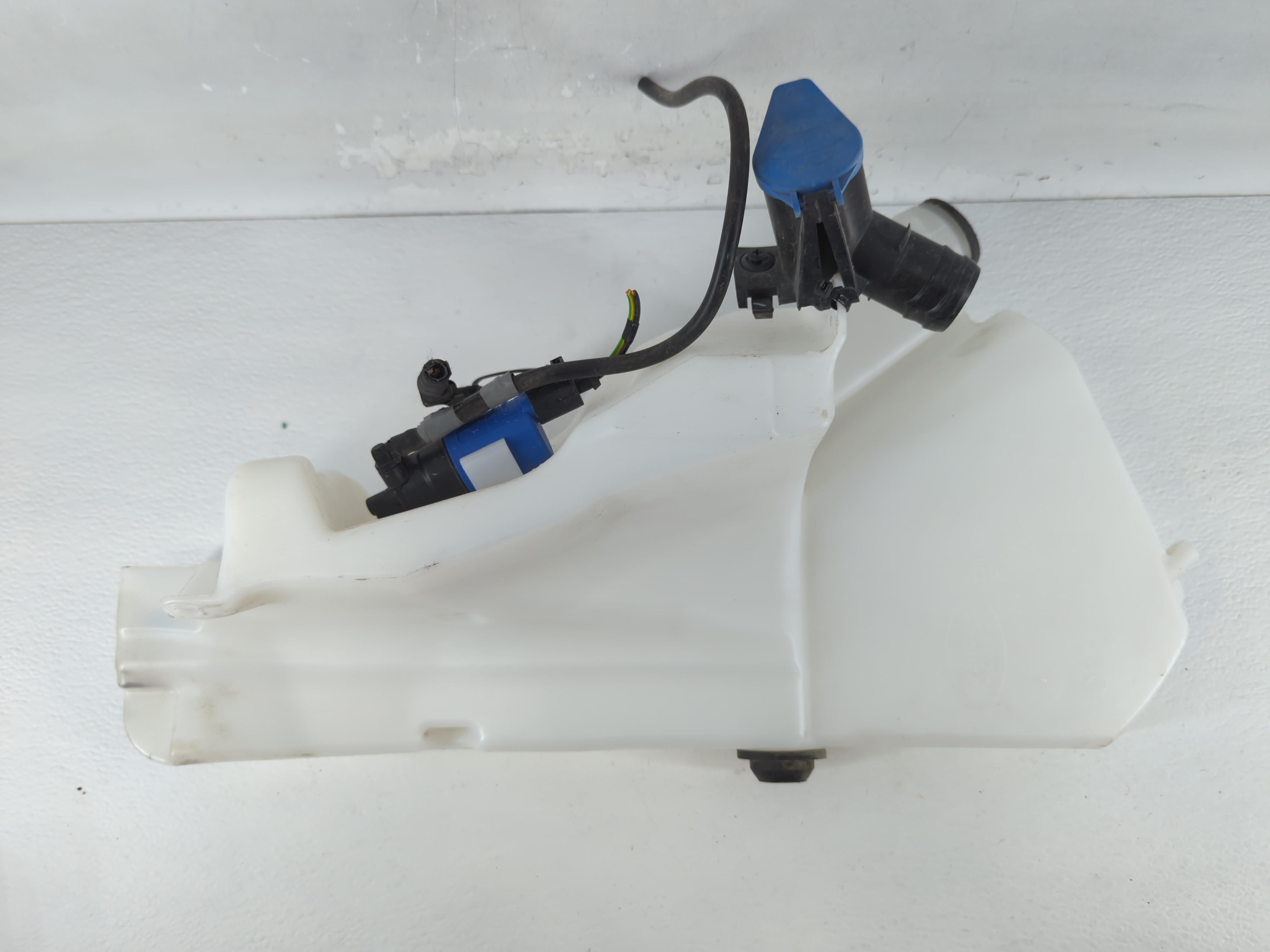 Picture of 2017-2020 Jaguar F-pace Windshield Washer Fluid Reservoir Bottle Oem 883730