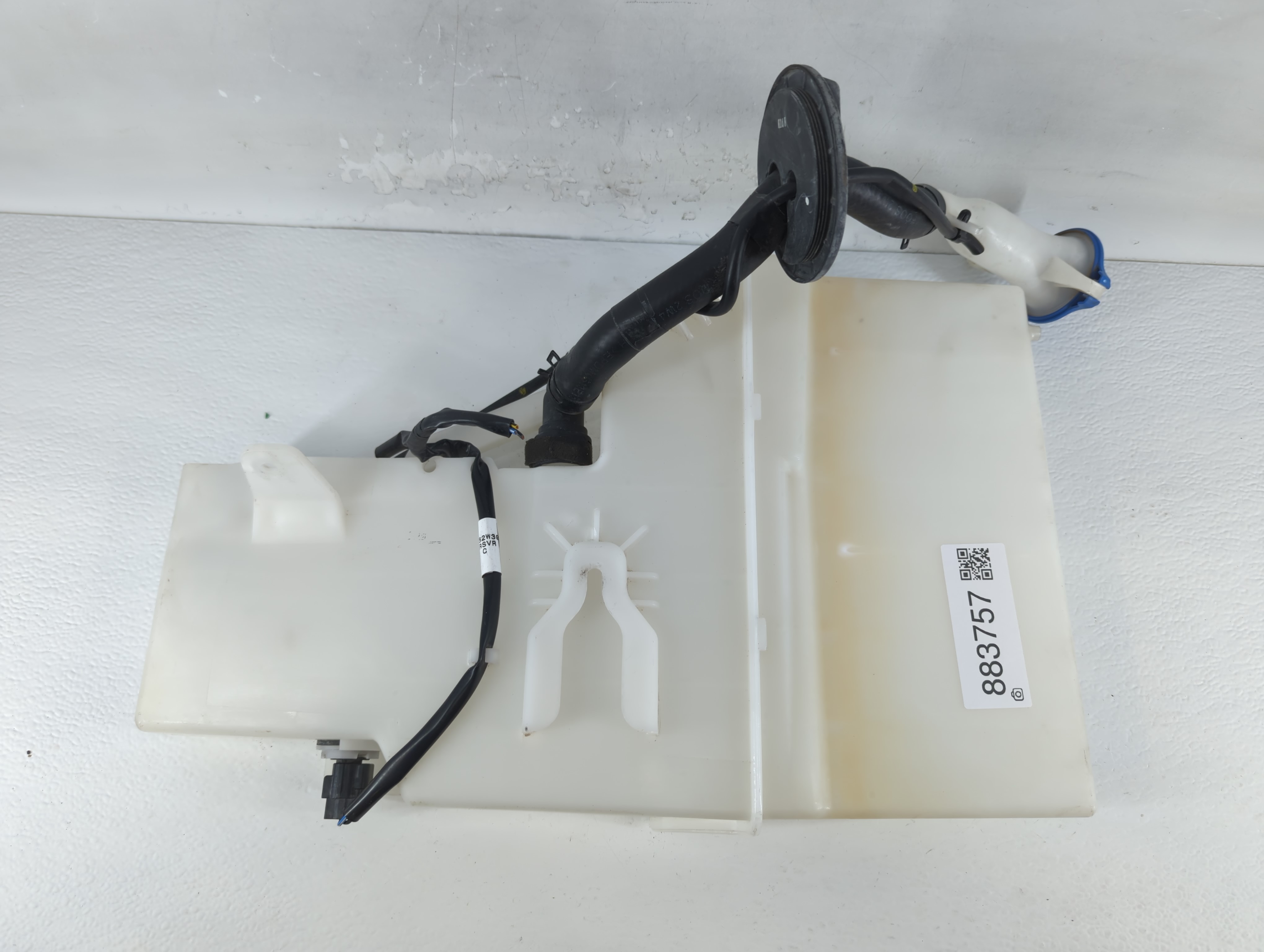 2013-2016 Hyundai Genesis Windshield Washer Fluid Reservoir Bottle Oem 883757 - Oemusedautoparts1.com
