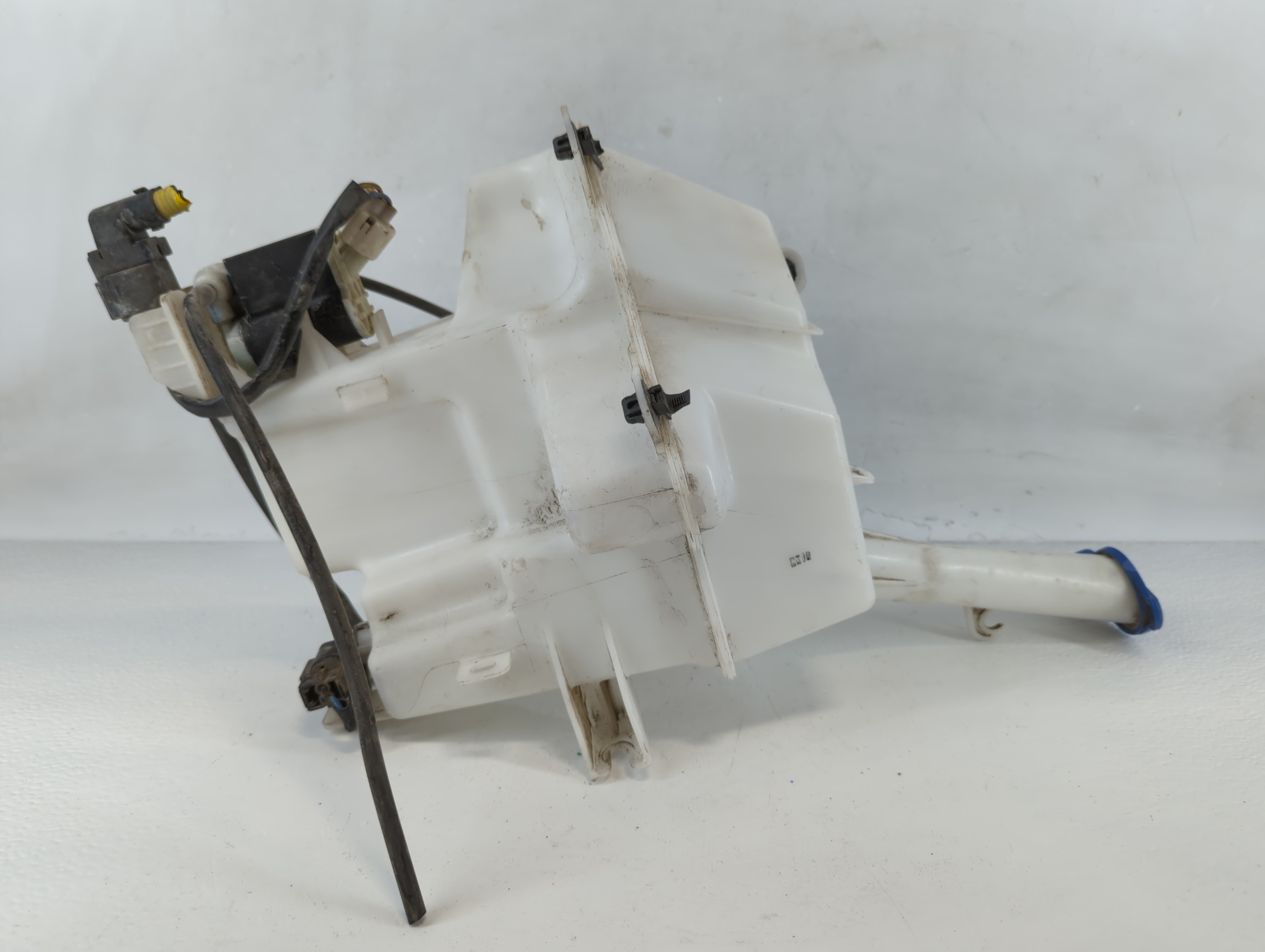 2013-2017 Hyundai Veloster Windshield Washer Fluid Reservoir Bottle Oem 883762 - Oemusedautoparts1.com