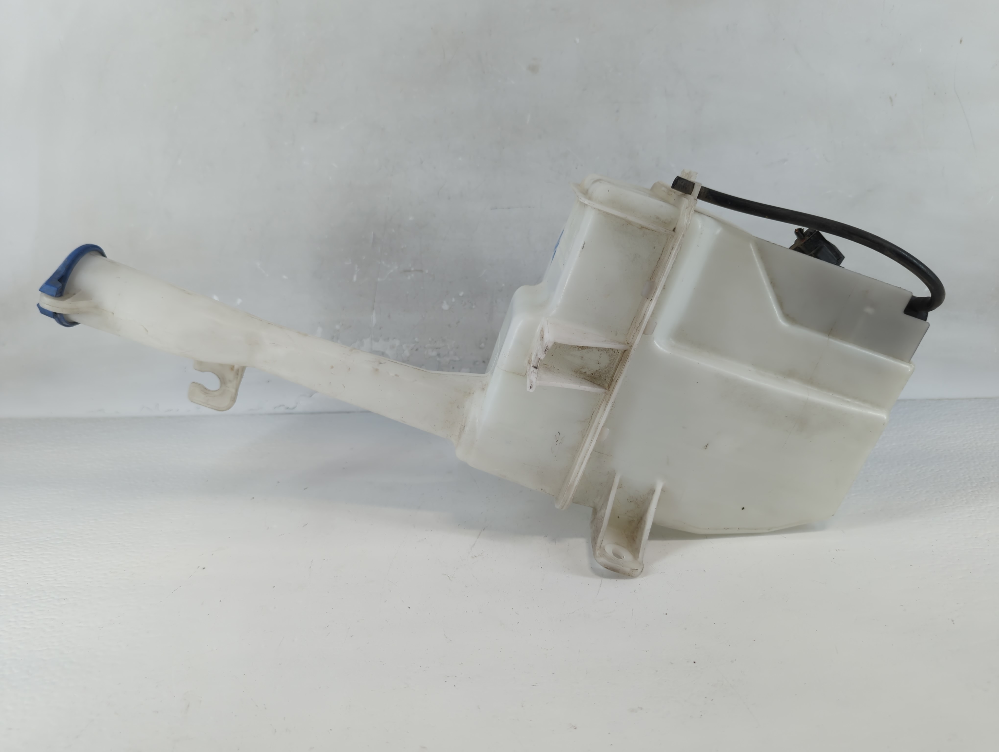 2012-2017 Hyundai Azera Windshield Washer Fluid Reservoir Bottle Oem 883774 - Oemusedautoparts1.com