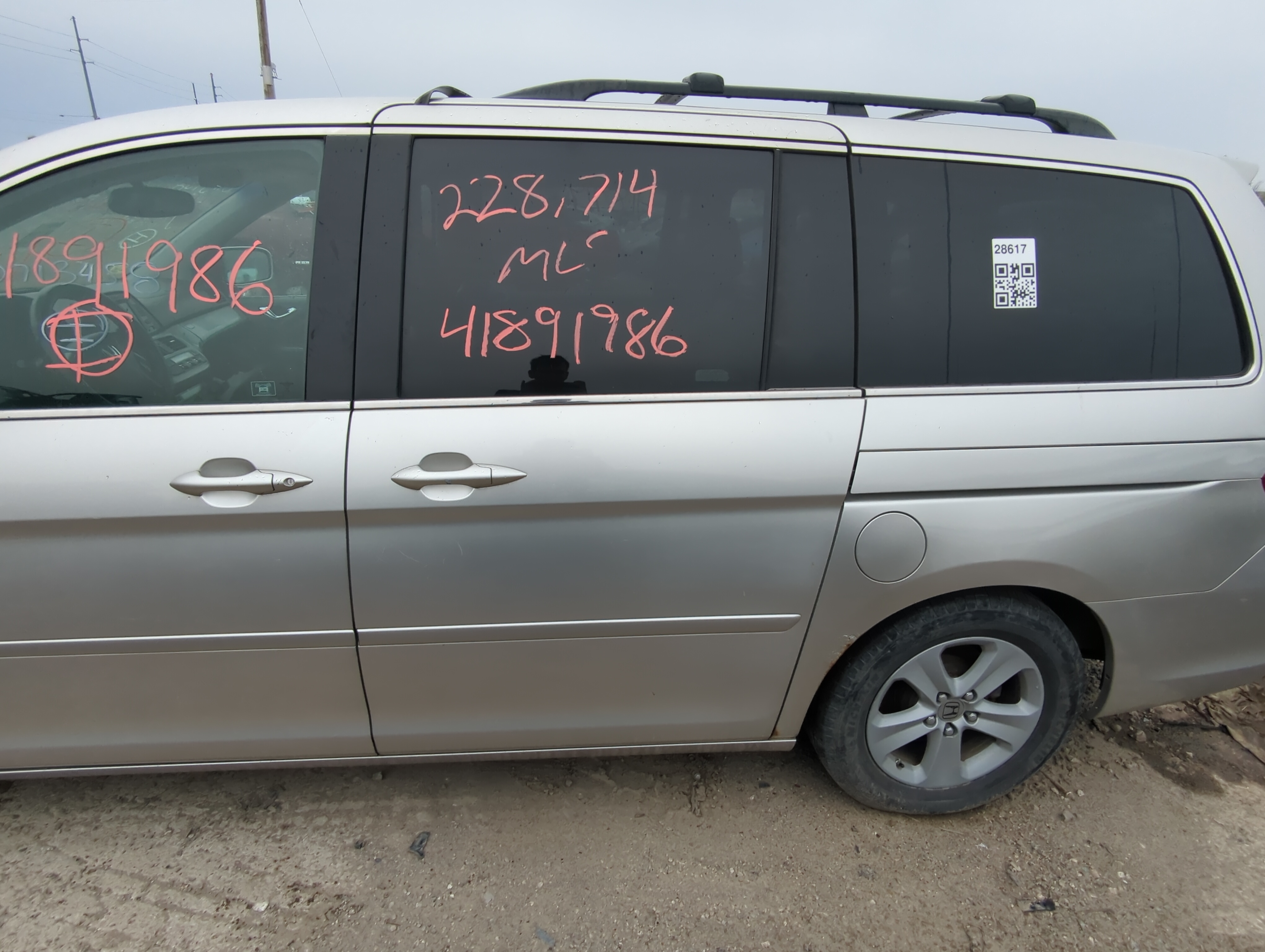 Picture of 2008-2010 Honda Odyssey Driver Rear Door Oem 884032