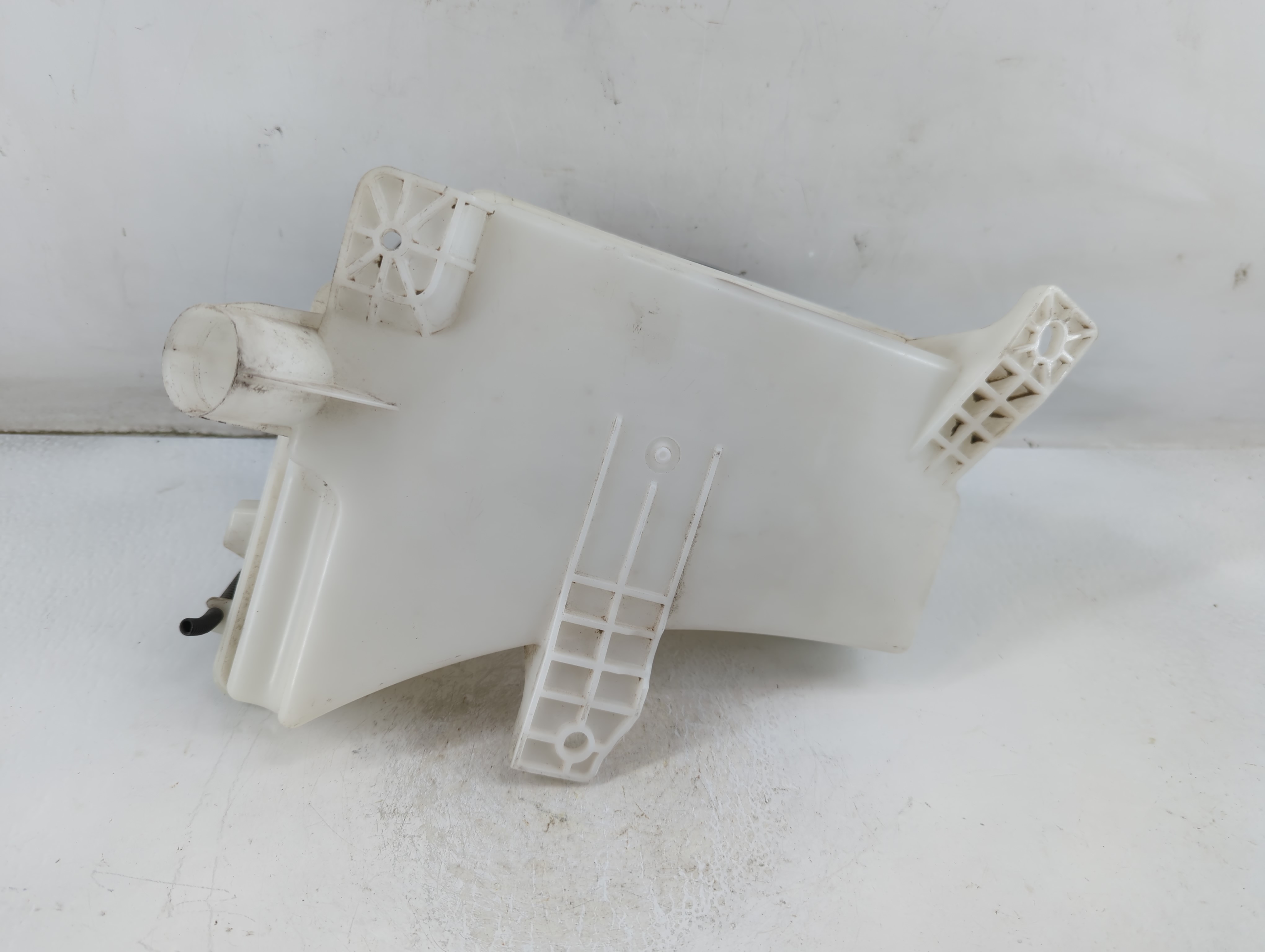 2013-2014 Buick Encore Windshield Washer Fluid Reservoir Bottle Oem 884696 - Oemusedautoparts1.com