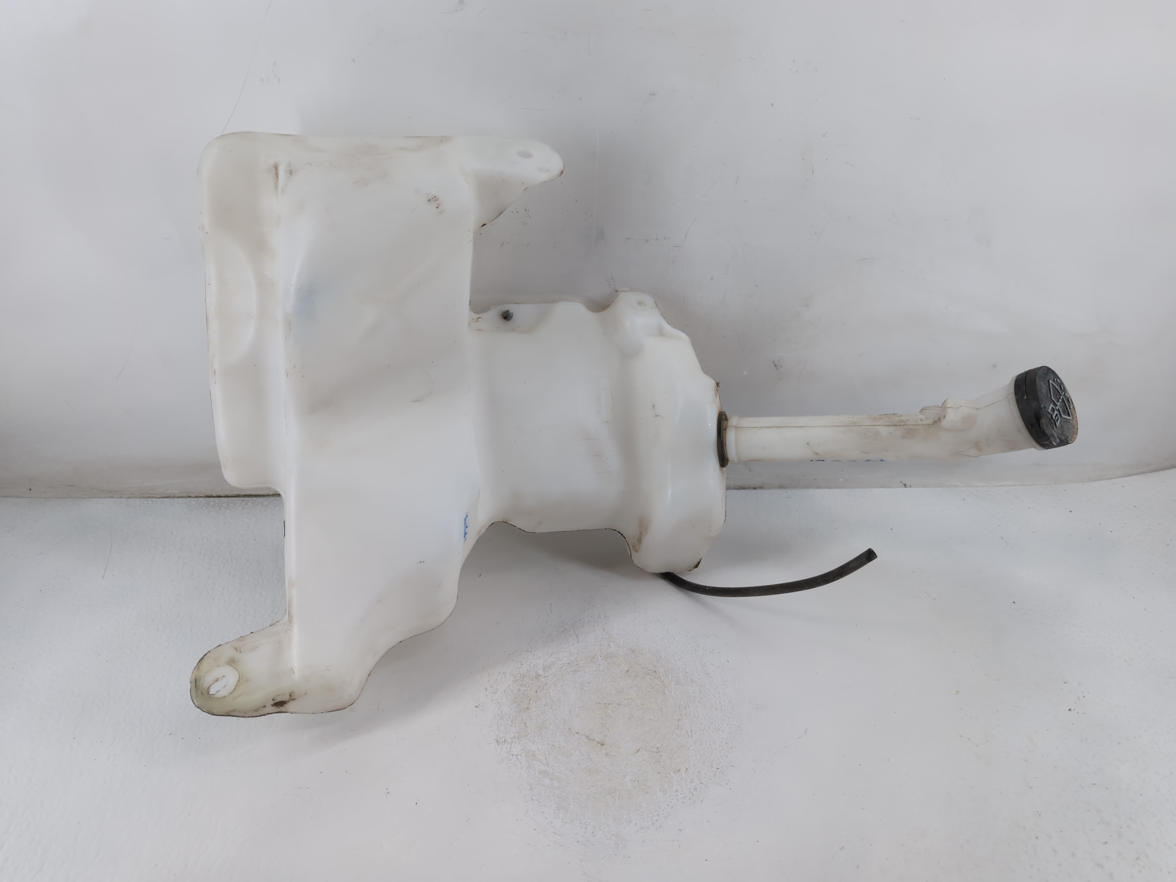 2017-2021 Chevrolet Malibu Windshield Washer Fluid Reservoir Bottle Oem 884700 - Oemusedautoparts1.com