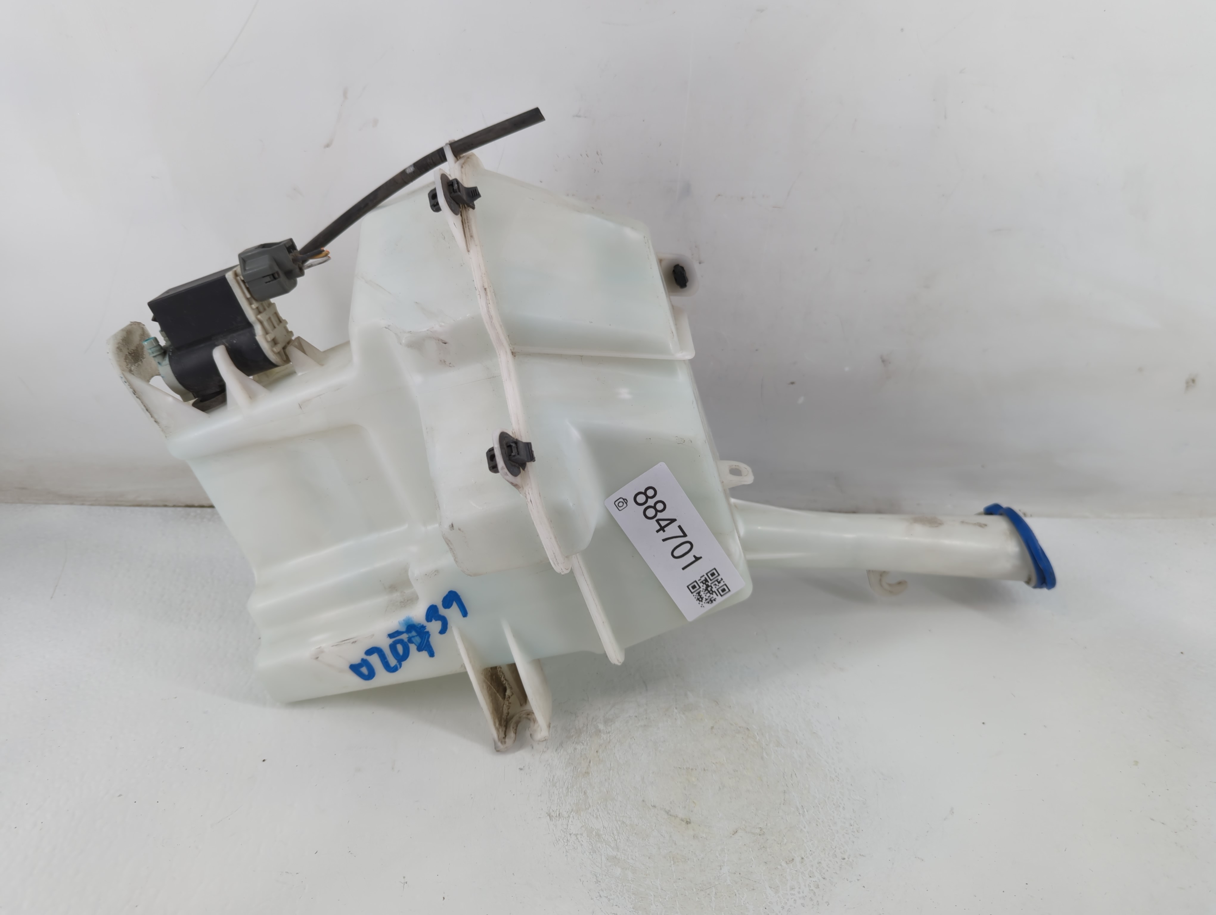 Picture of 2012-2012 Hyundai Veloster Windshield Washer Fluid Reservoir Bottle Oem 884701