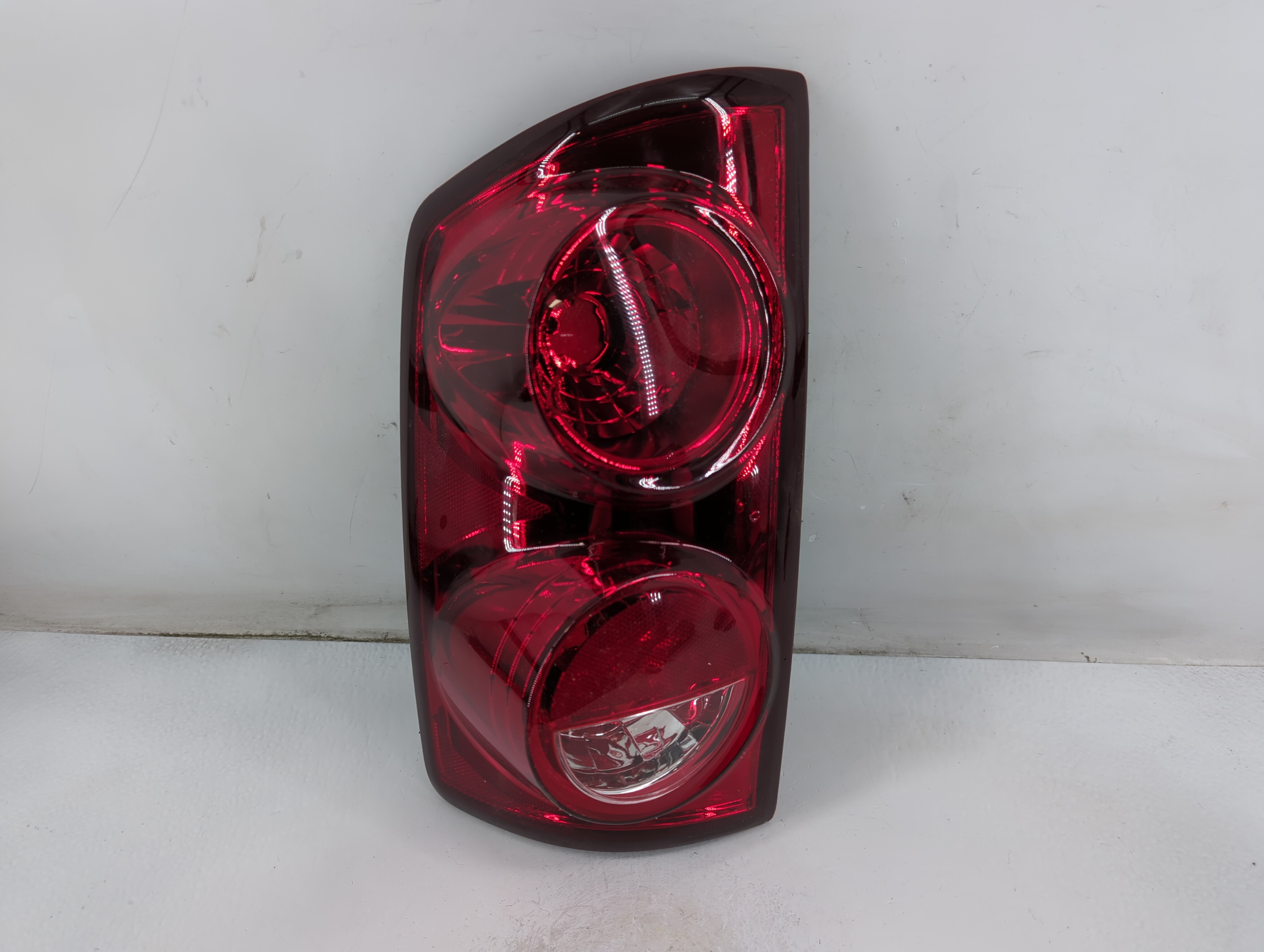 2007-2008 Dodge Ram 1500 Rear Center Lid Brake Light Tail Light Red 885302 - Oemusedautoparts1.com