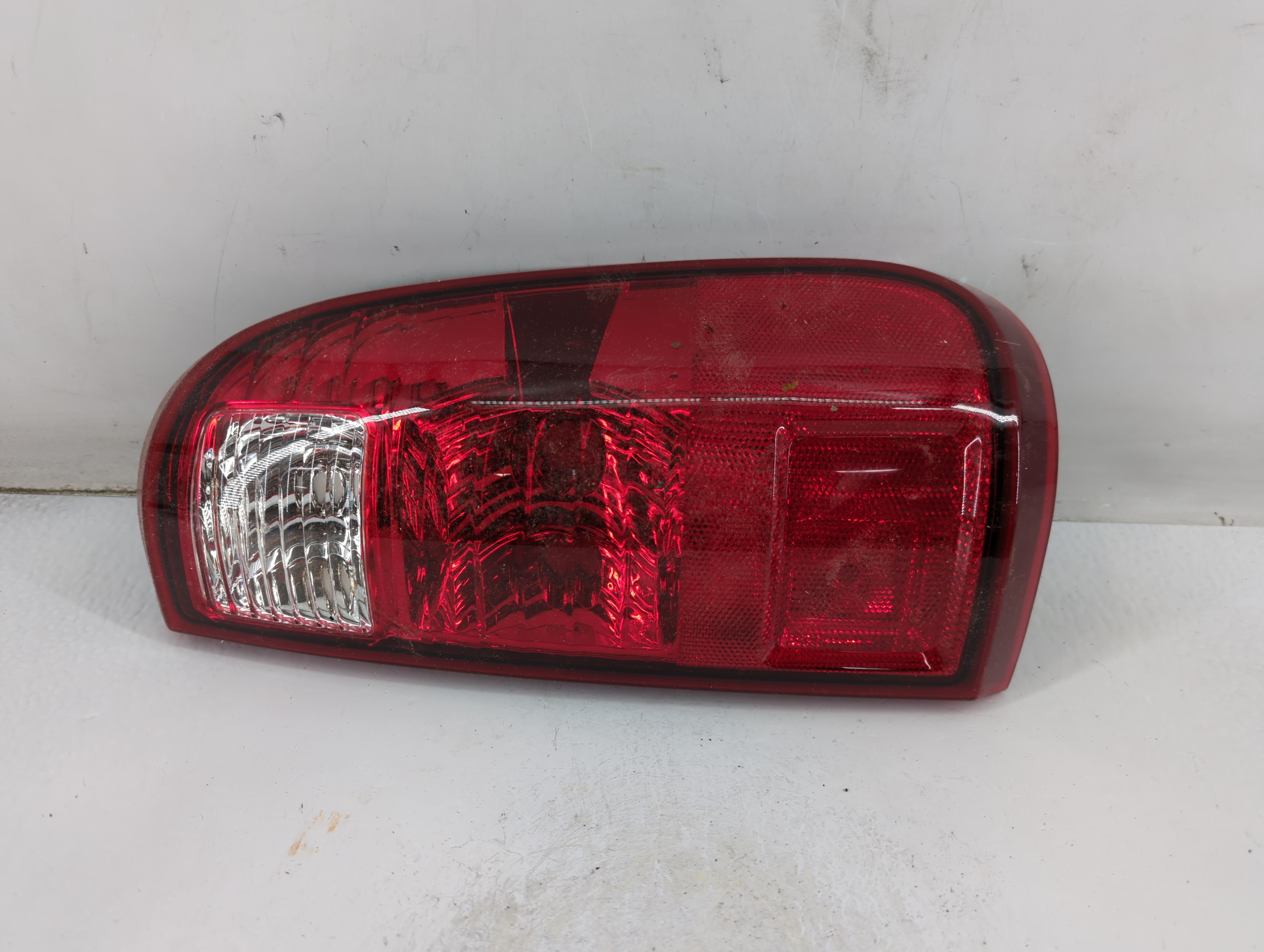 2008-2016 Ford F-250 Super Duty Rear Center Lid Brake Light Tail Light 885353 - Oemusedautoparts1.com