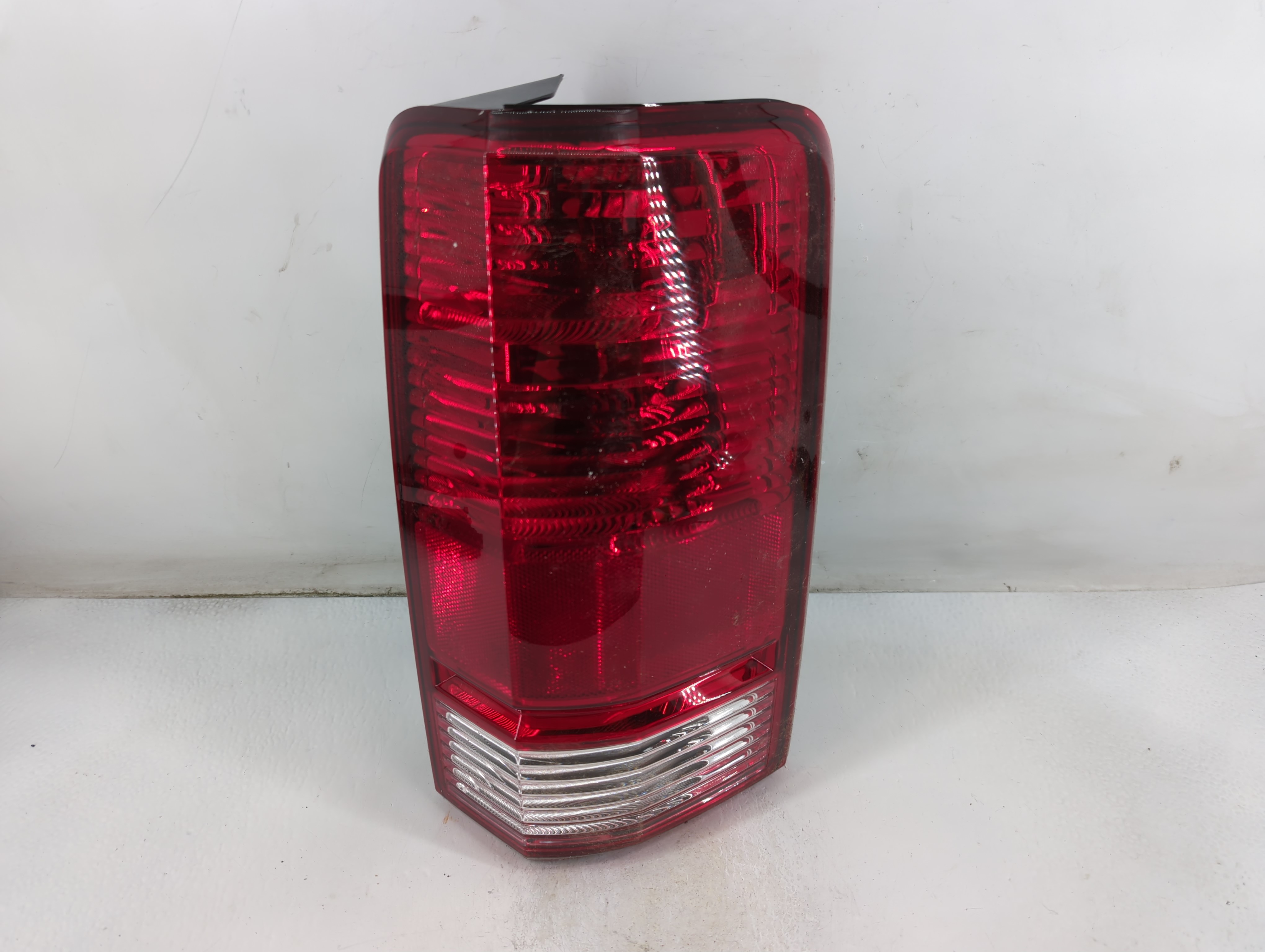 2007-2011 Dodge Nitro Rear Center Lid Brake Light Tail Light 885355 - Oemusedautoparts1.com