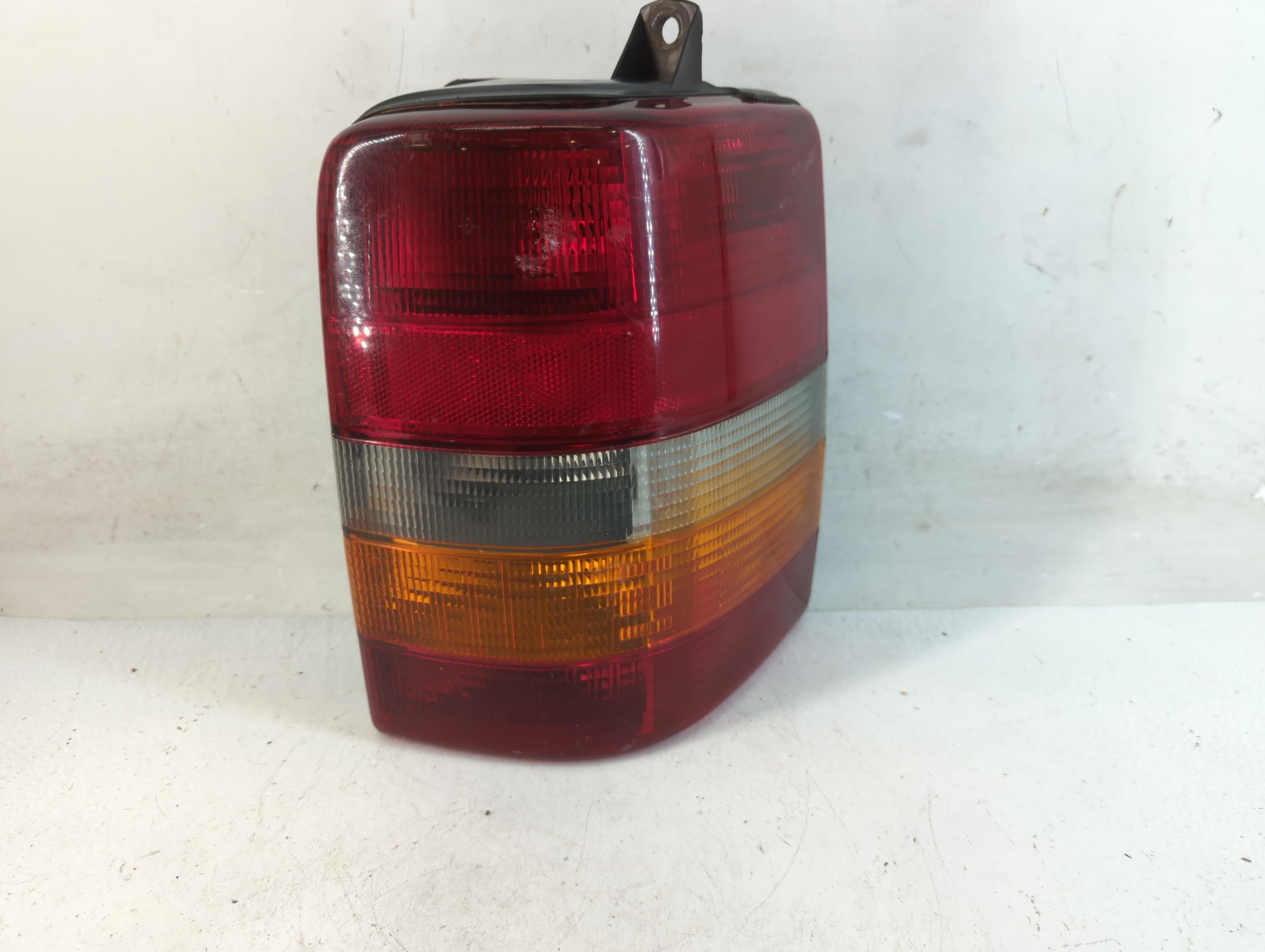 Jeep Grand Cherokee Gndche Rear Center Lid Brake Light Tail Light 885424 - Oemusedautoparts1.com