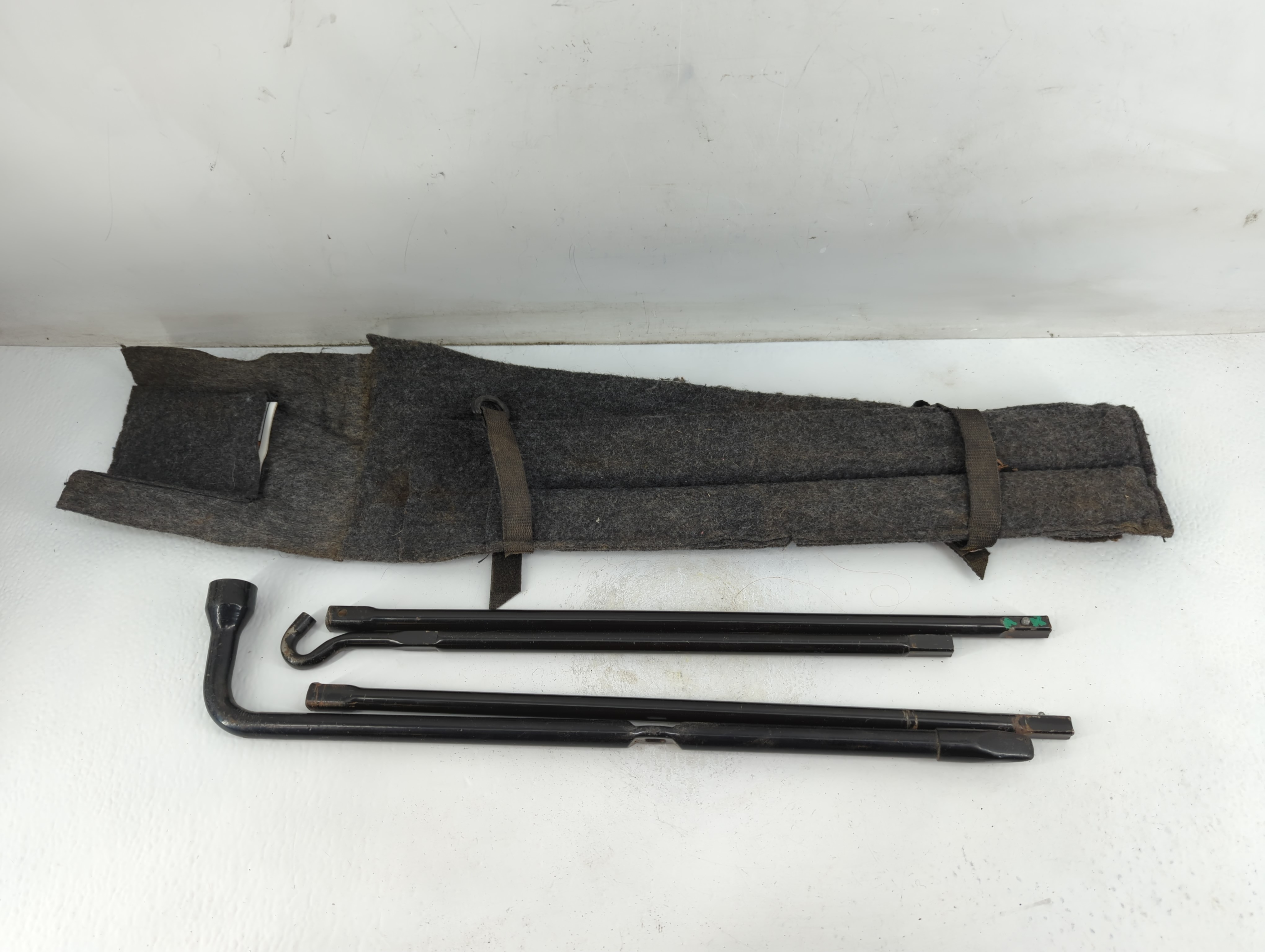 Picture of 2004 Ford F-150 Spare Scissor Car Jack 886677