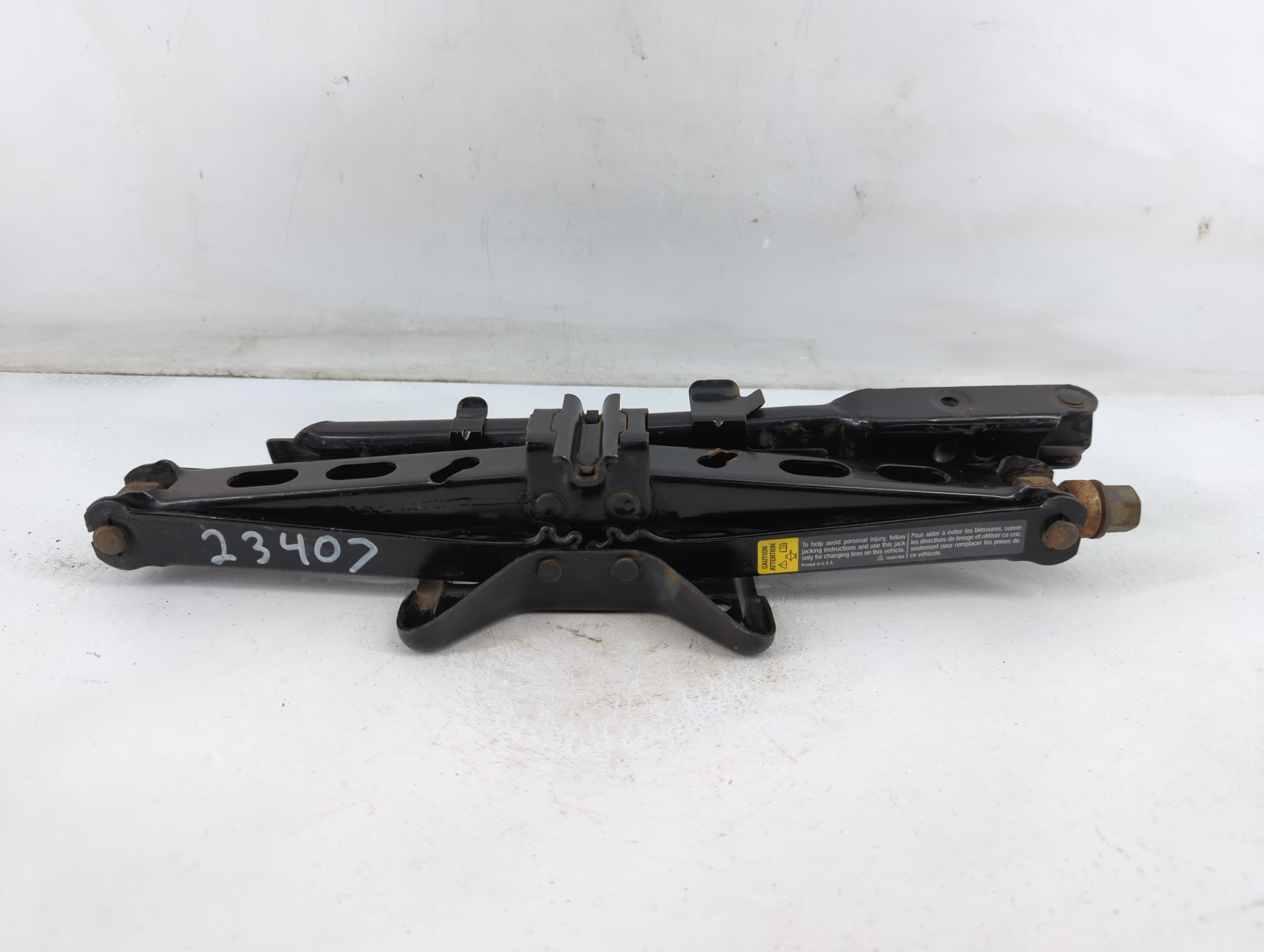 2009 Saturn Vue Spare Scissor Car Jack 886685 - Oemusedautoparts1.com