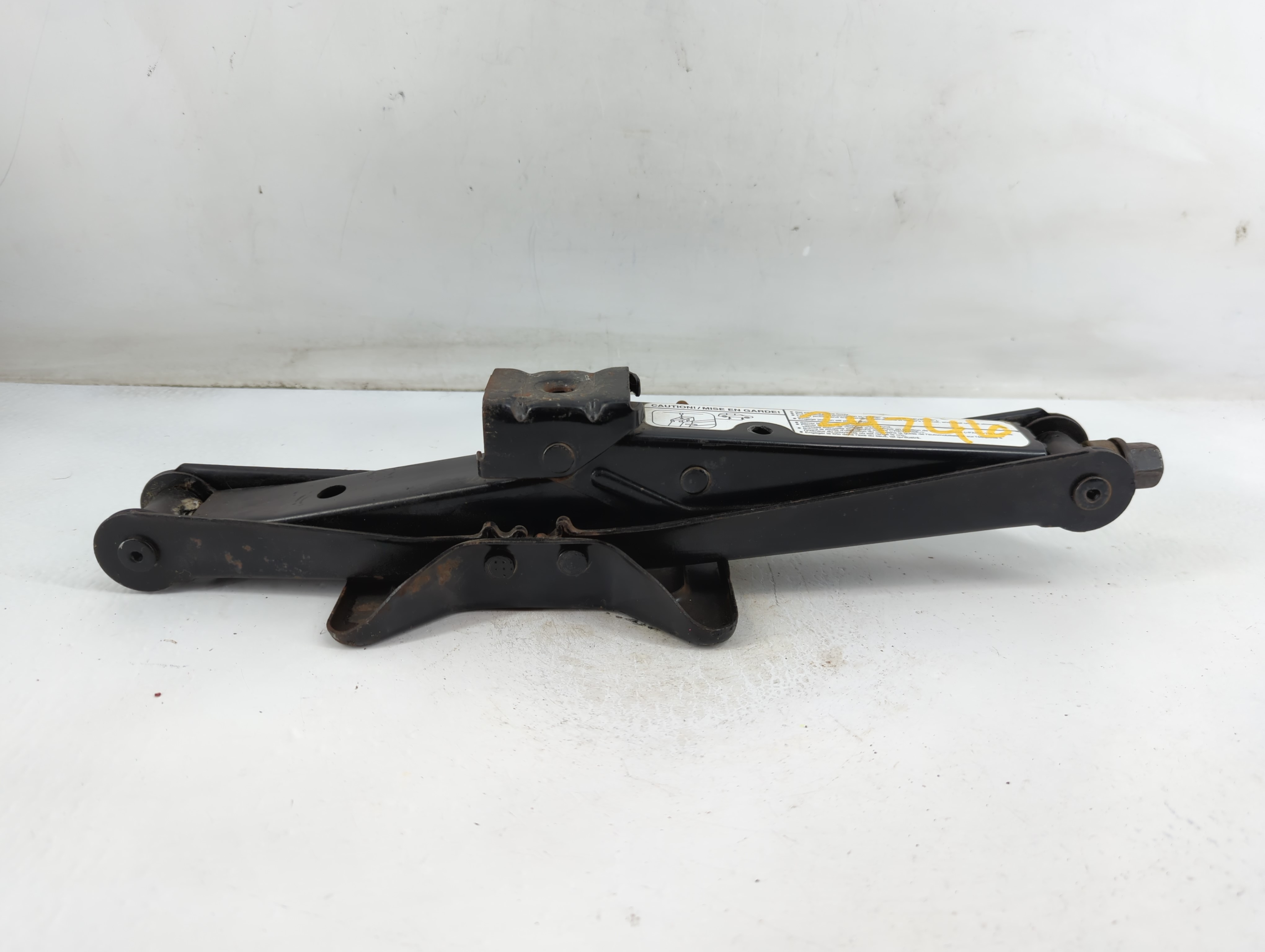 2000 Chrysler Voyager Spare Scissor Car Jack 886725 - Oemusedautoparts1.com