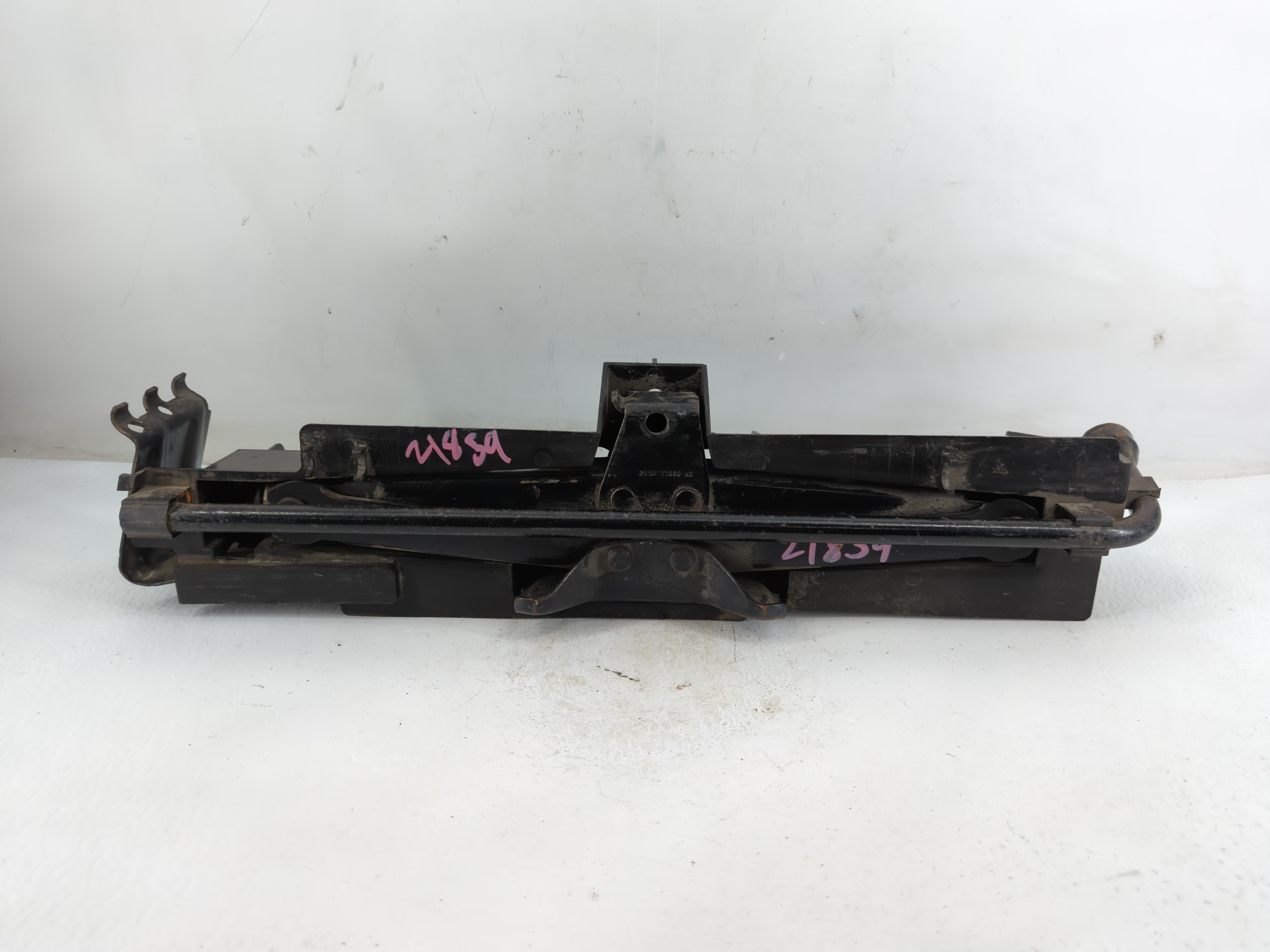2003 Ford Expedition Spare Scissor Car Jack 886727 - Oemusedautoparts1.com