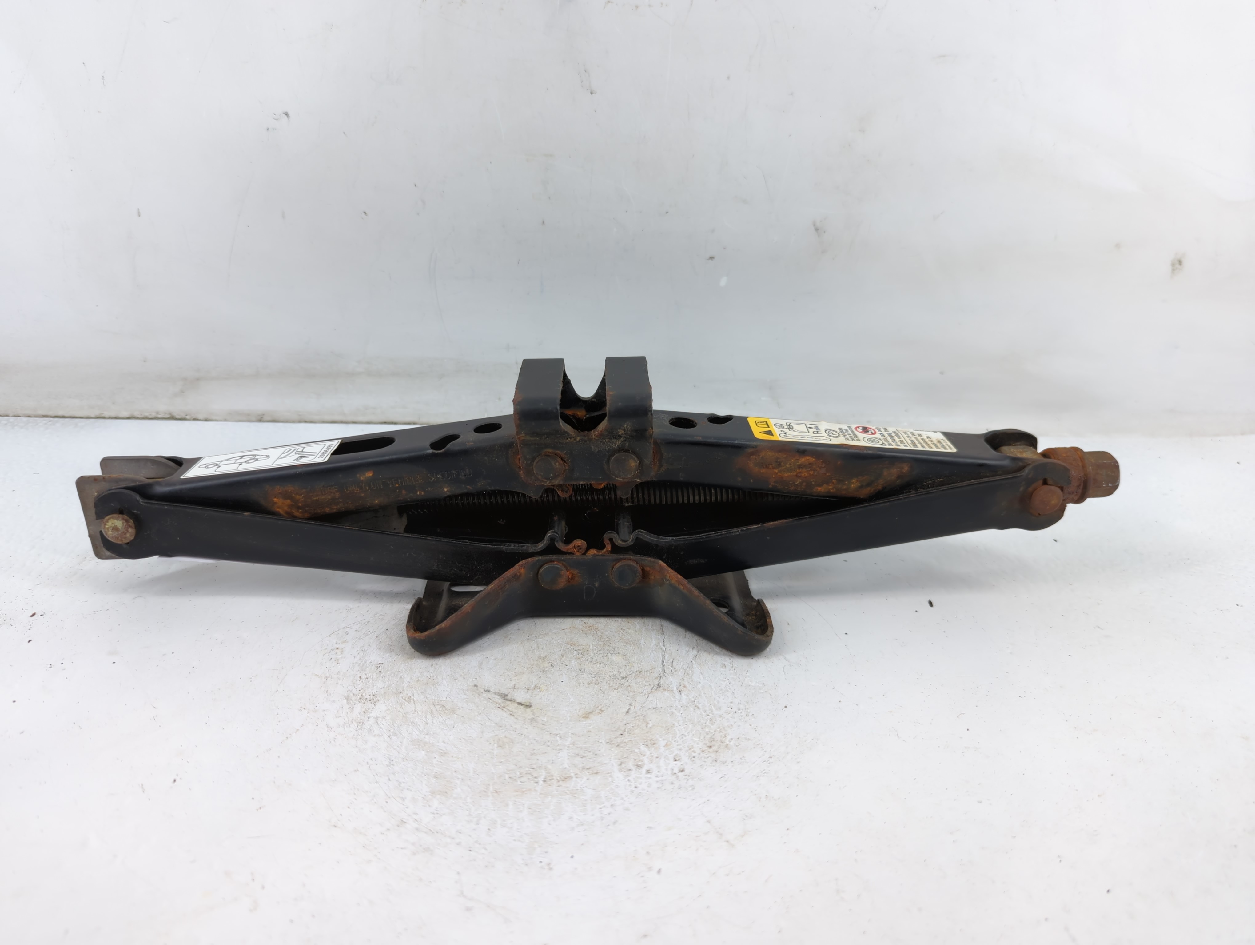 2004 Pontiac Bonneville Spare Scissor Car Jack 886745 - Oemusedautoparts1.com