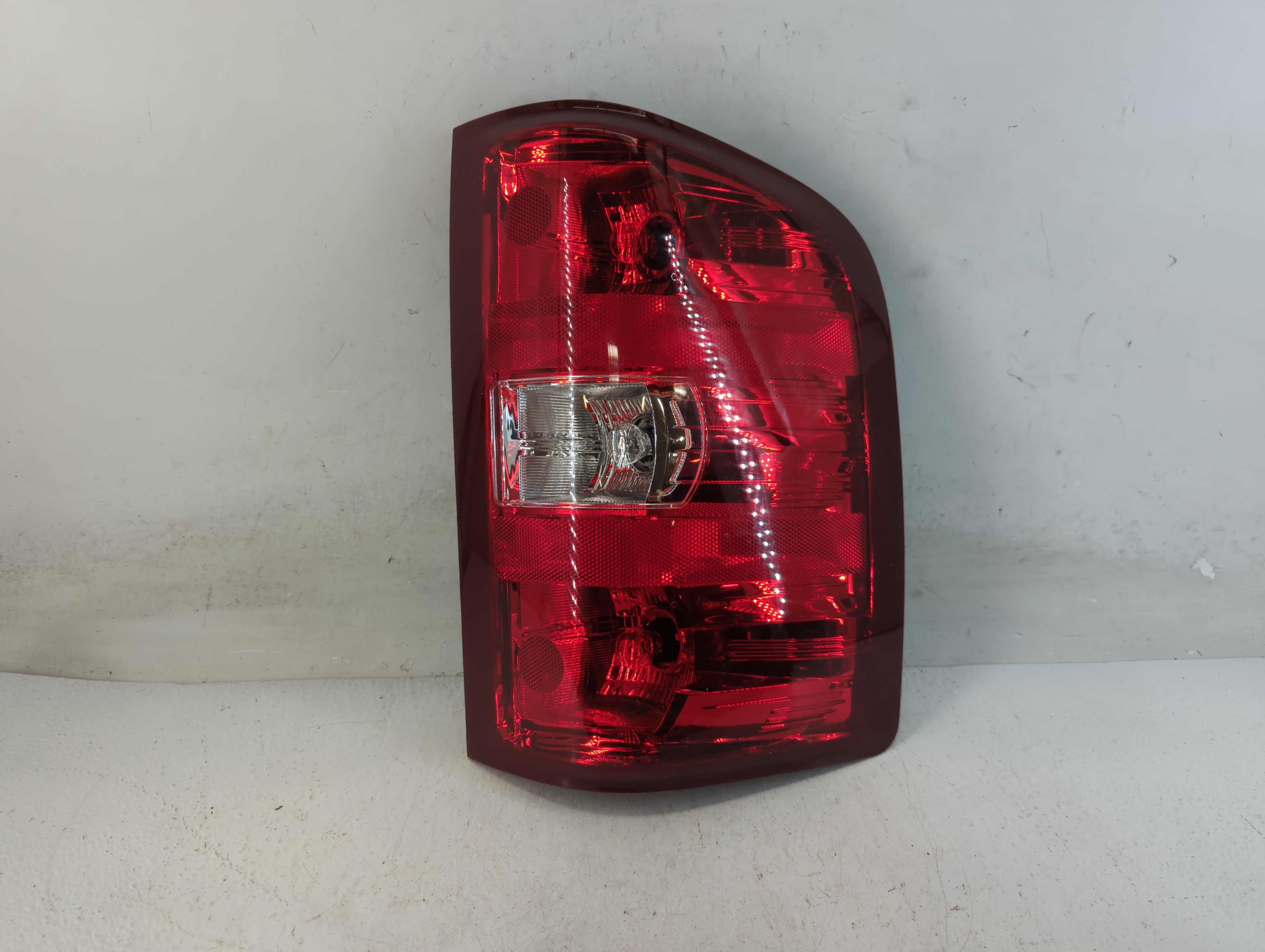 2007-2013 Chevrolet Silverado 1500 Rear Center Lid Brake Light Tail Light 886834 - Oemusedautoparts1.com