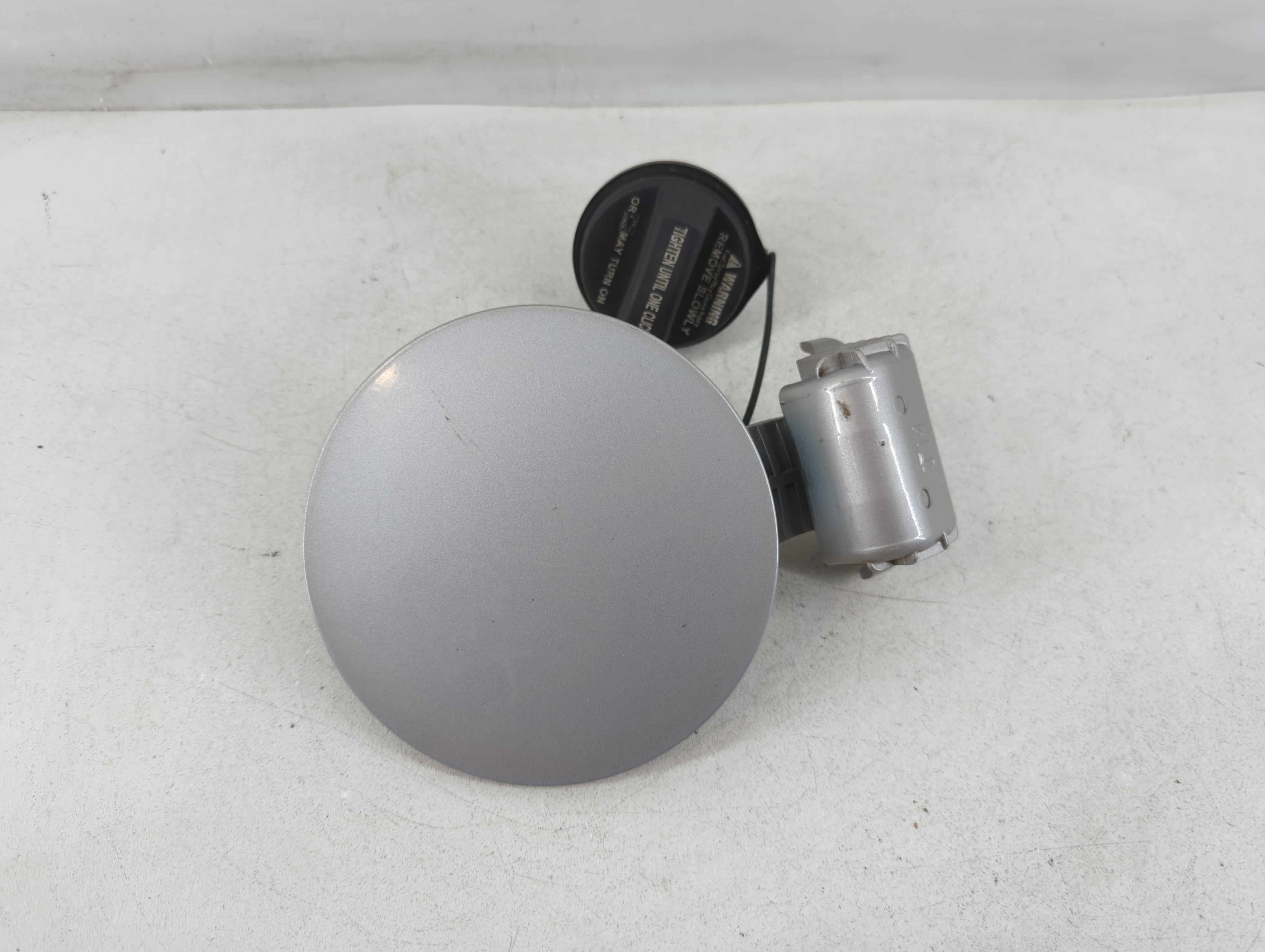 2005 Hyundai Tucson Fuel Tank Door Lid Gas Tank 888021 - Oemusedautoparts1.com