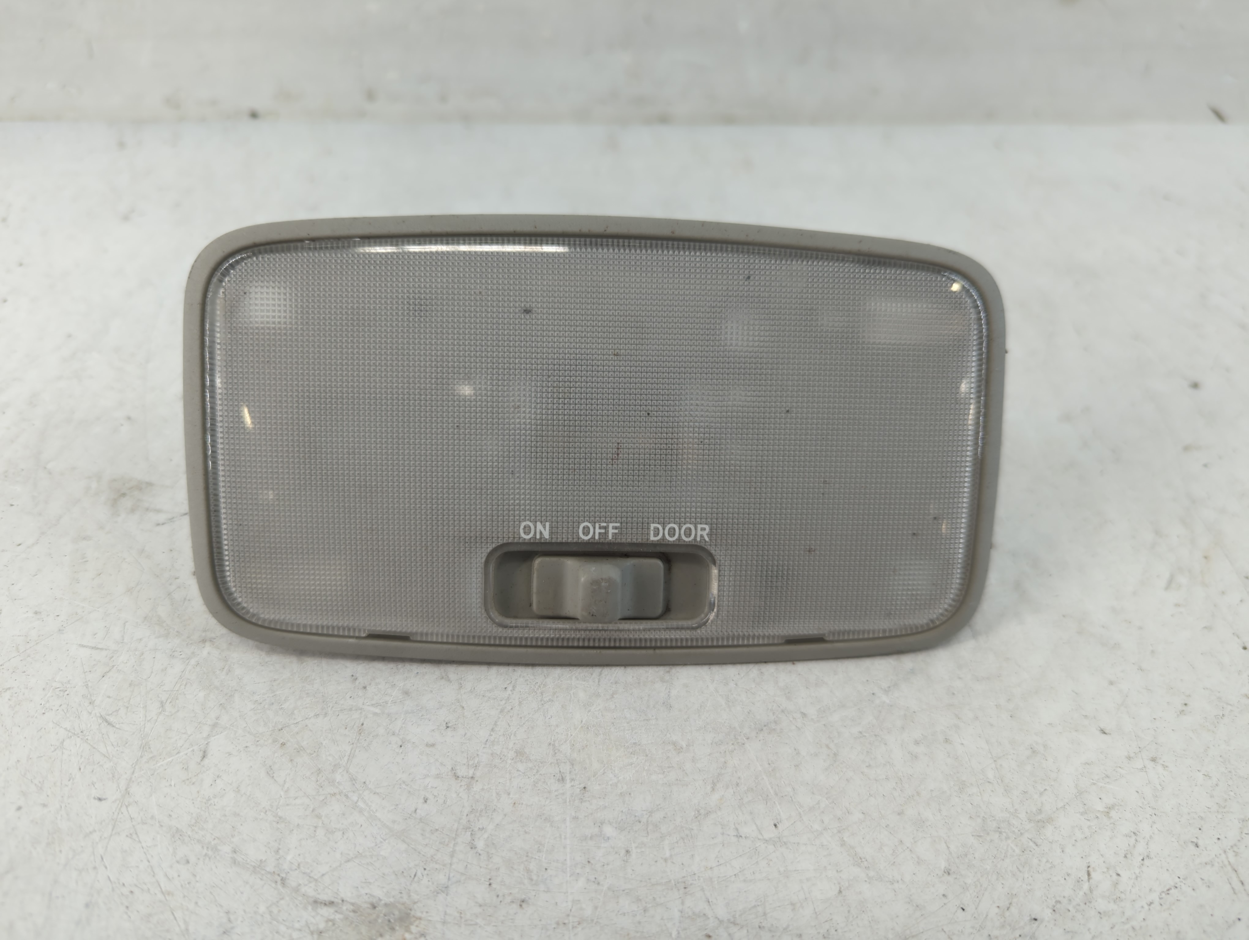 2002 Toyota Camry Overhead Roof Console 888336 - Oemusedautoparts1.com