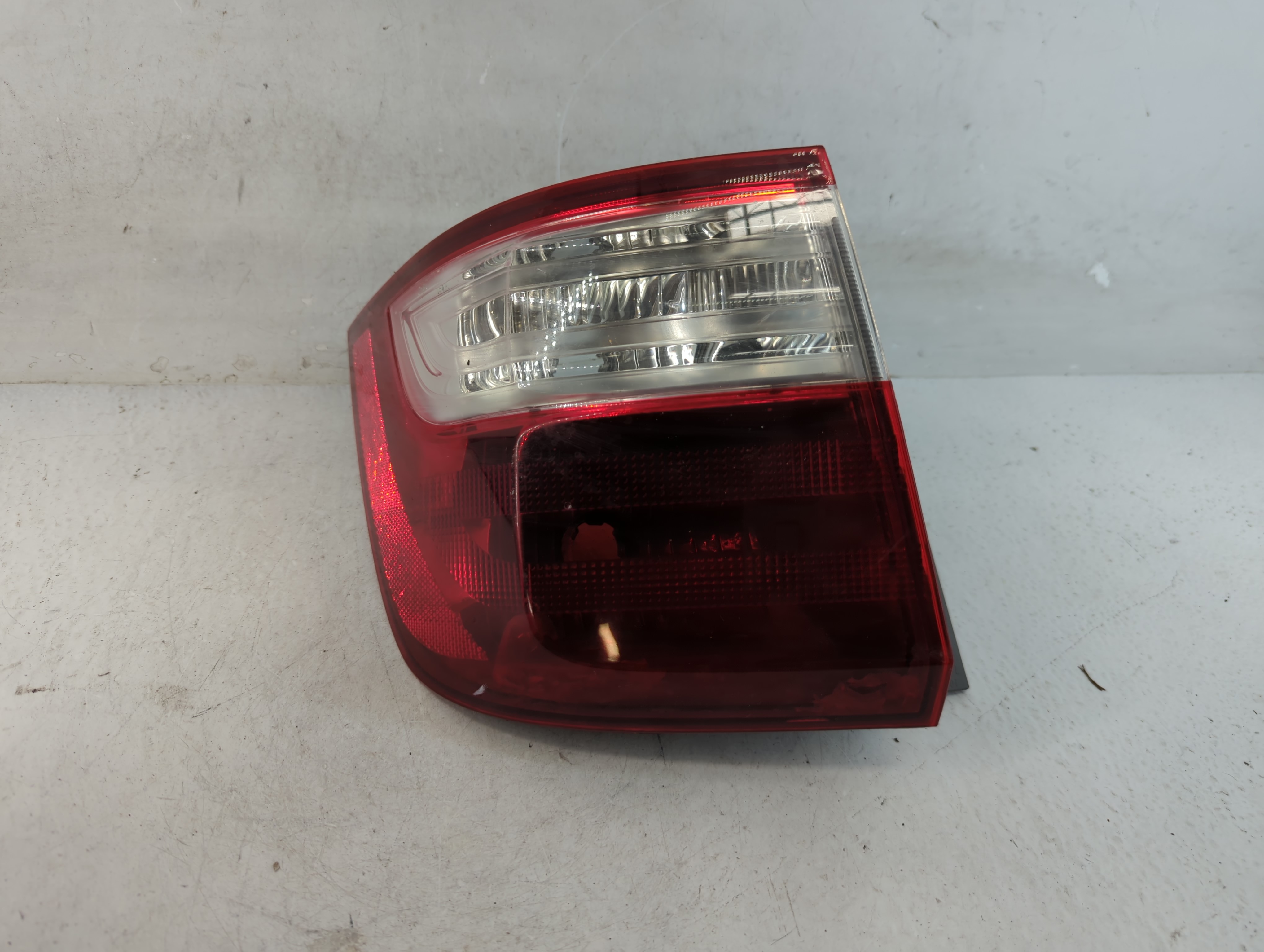 Picture of 2011-2013 Honda Odyssey Rear Center Lid Brake Light Tail Light 888350