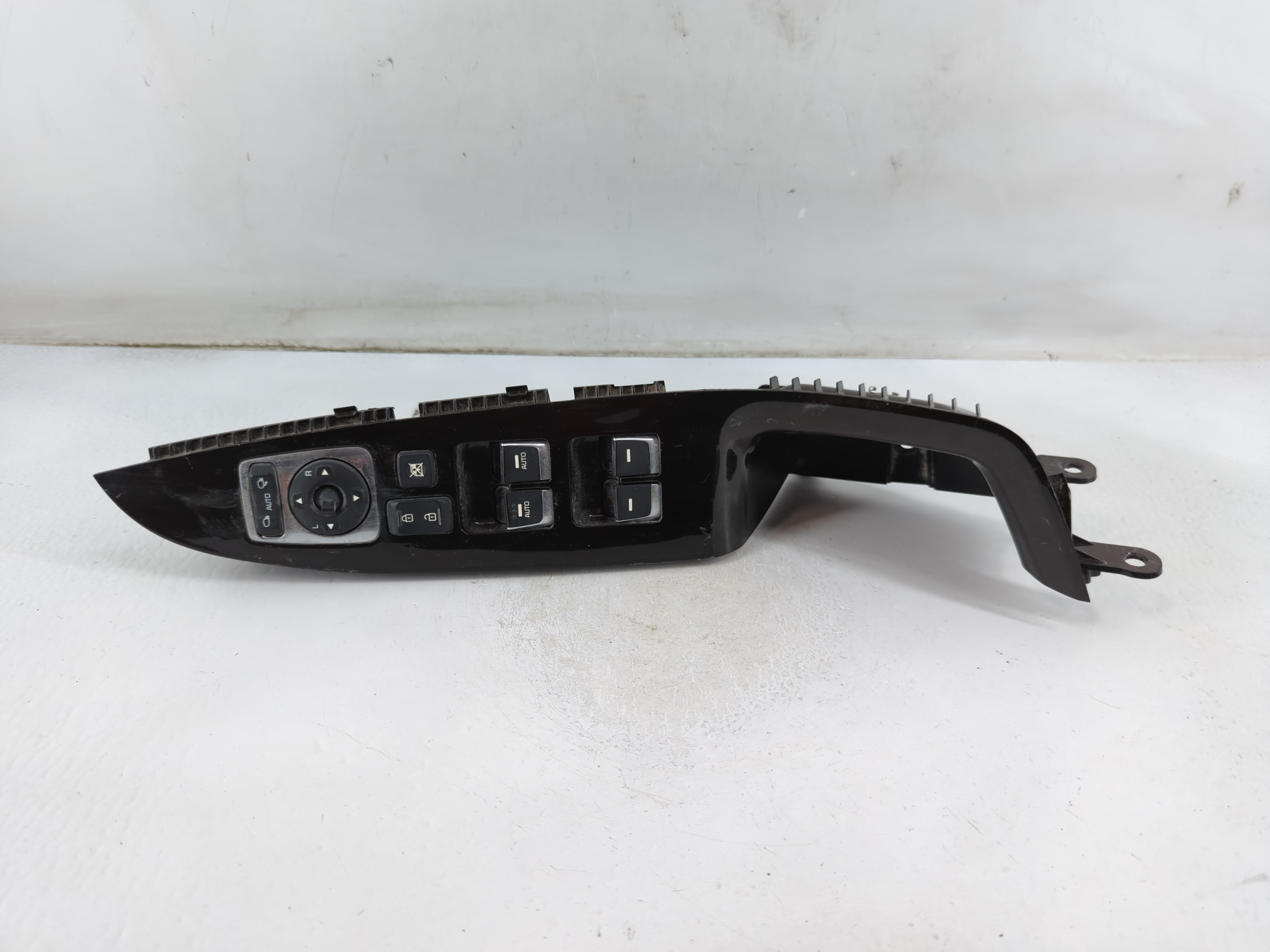 Picture of 2014-2016 Kia Cadenza Driver Left Door Master Power Window Switch 889180