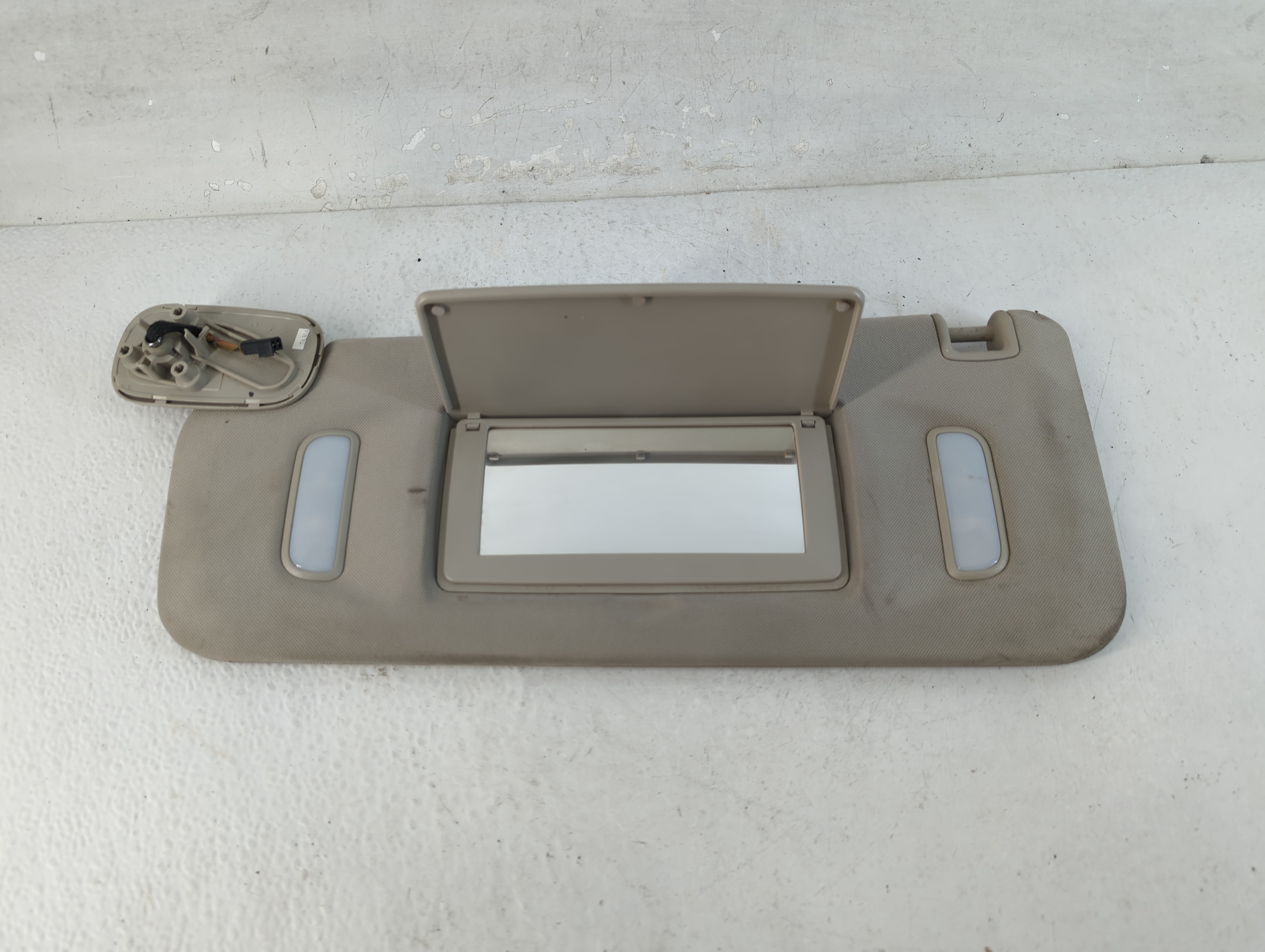 Picture of 2007-2013 Chevrolet Avalanche Passenger Sun Visor Mirror Right Sunvisor 891095
