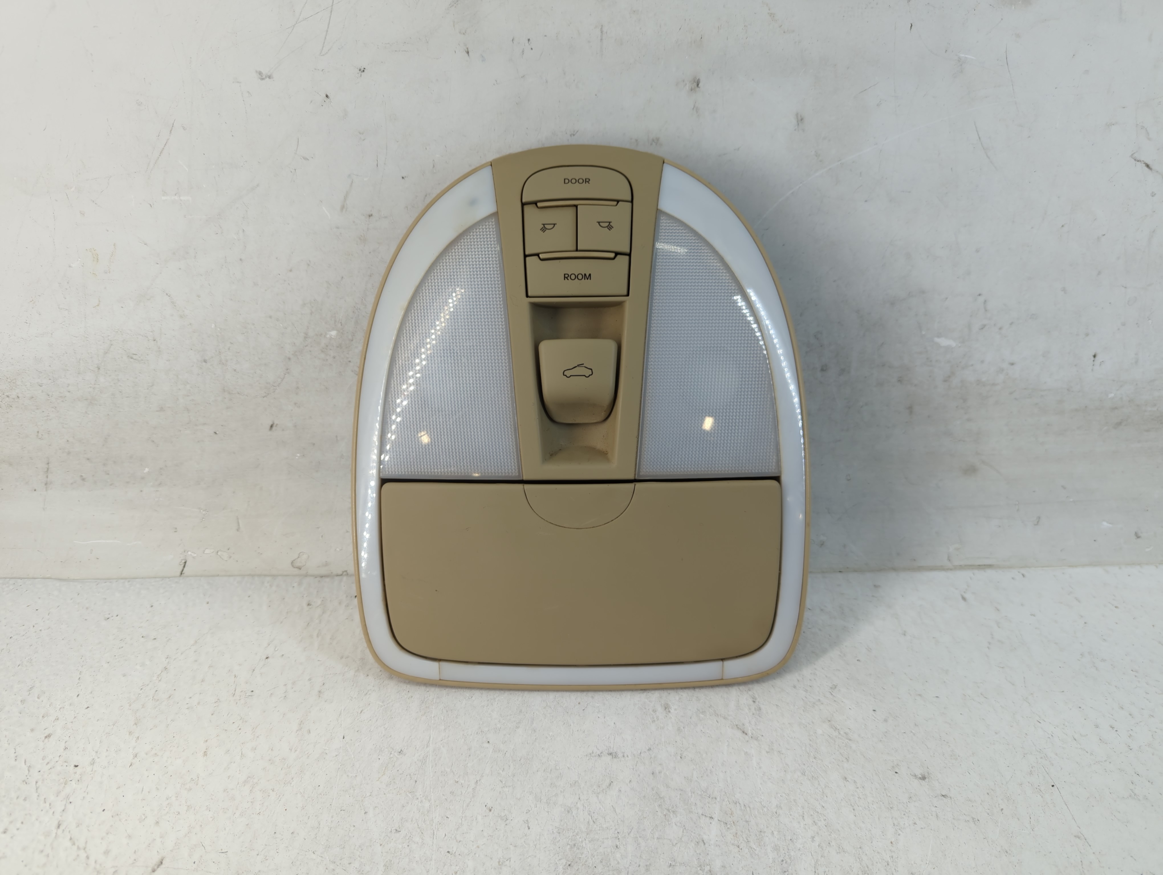 2013 Hyundai Genesis Overhead Roof Console 892374 - Oemusedautoparts1.com