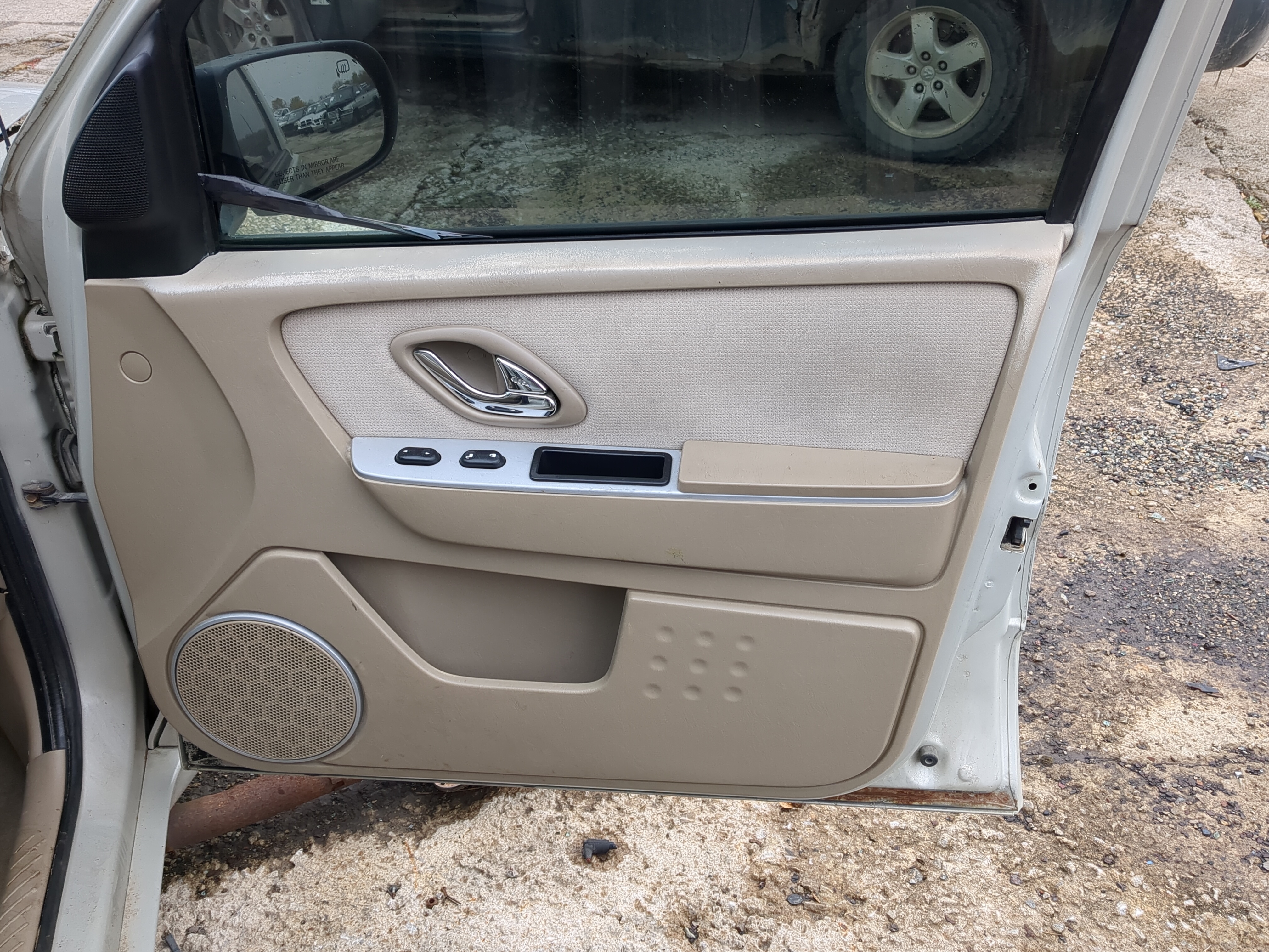 2007 Mercury Mariner Front Right Passenger Interior Door Panel Trim 892727 - Oemusedautoparts1.com