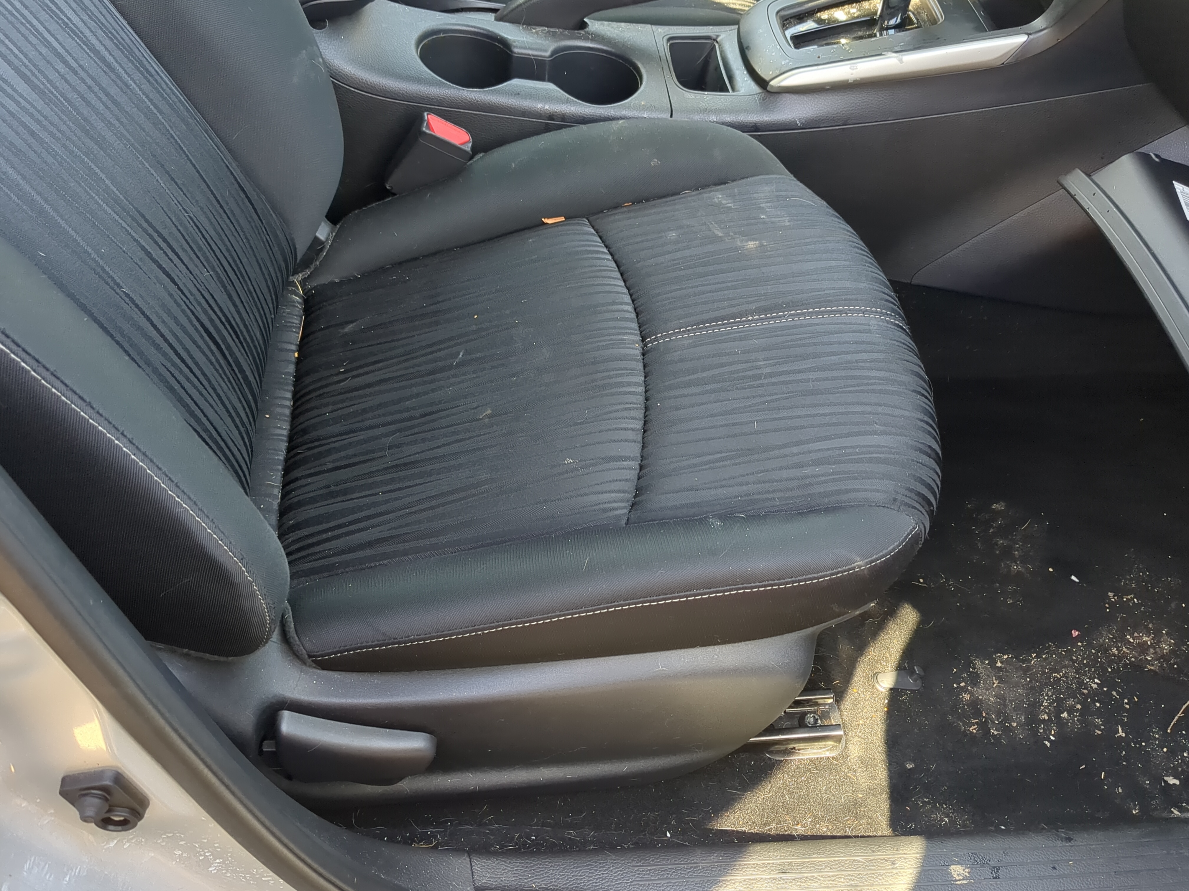 Picture of 2016-2019 Nissan Sentra Passenger Front Seat Oem 893512
