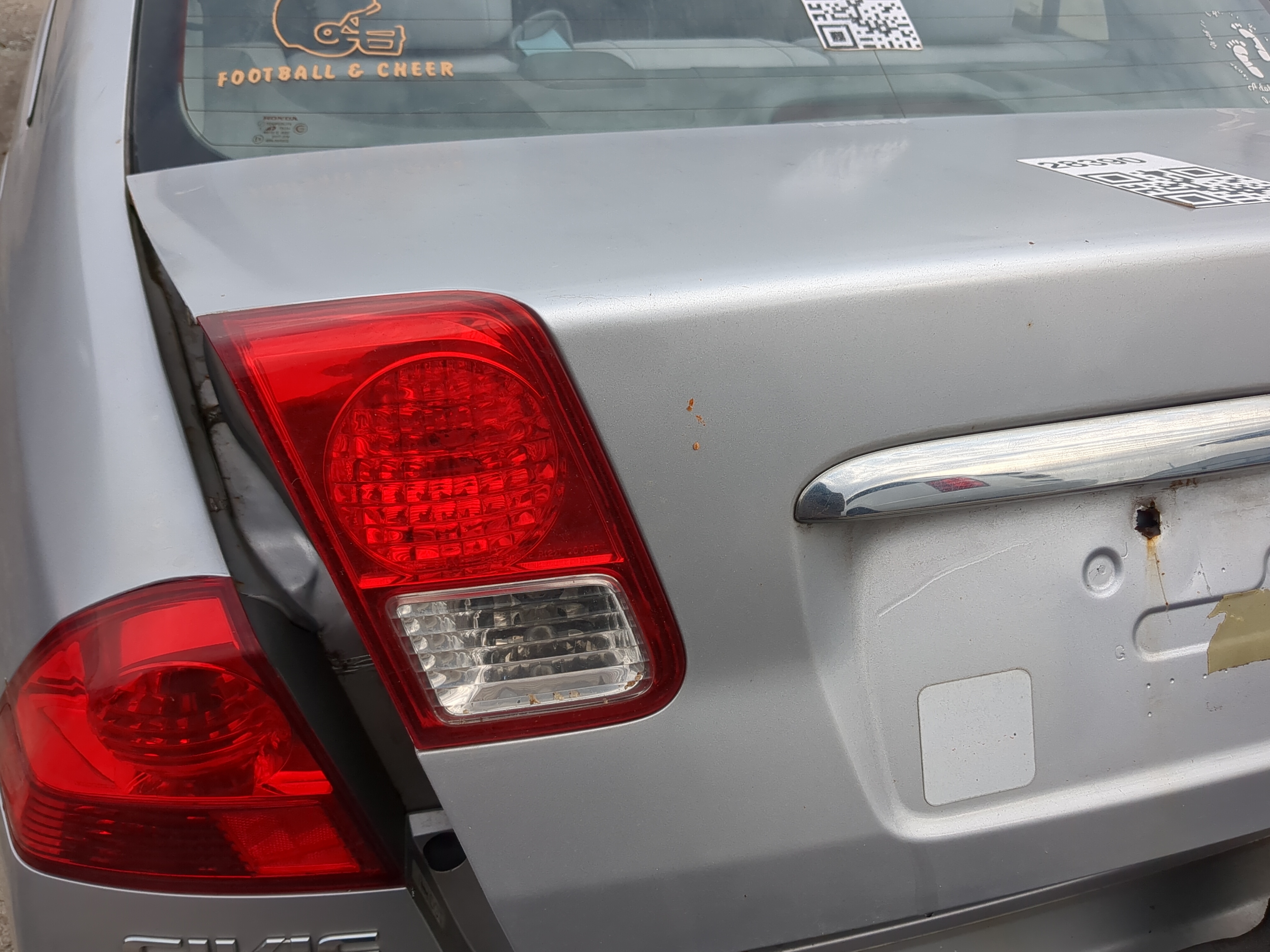 Picture of 2003 Honda Civic Driver Left Side Tail Light Taillight Deck Lid Mounted 895135