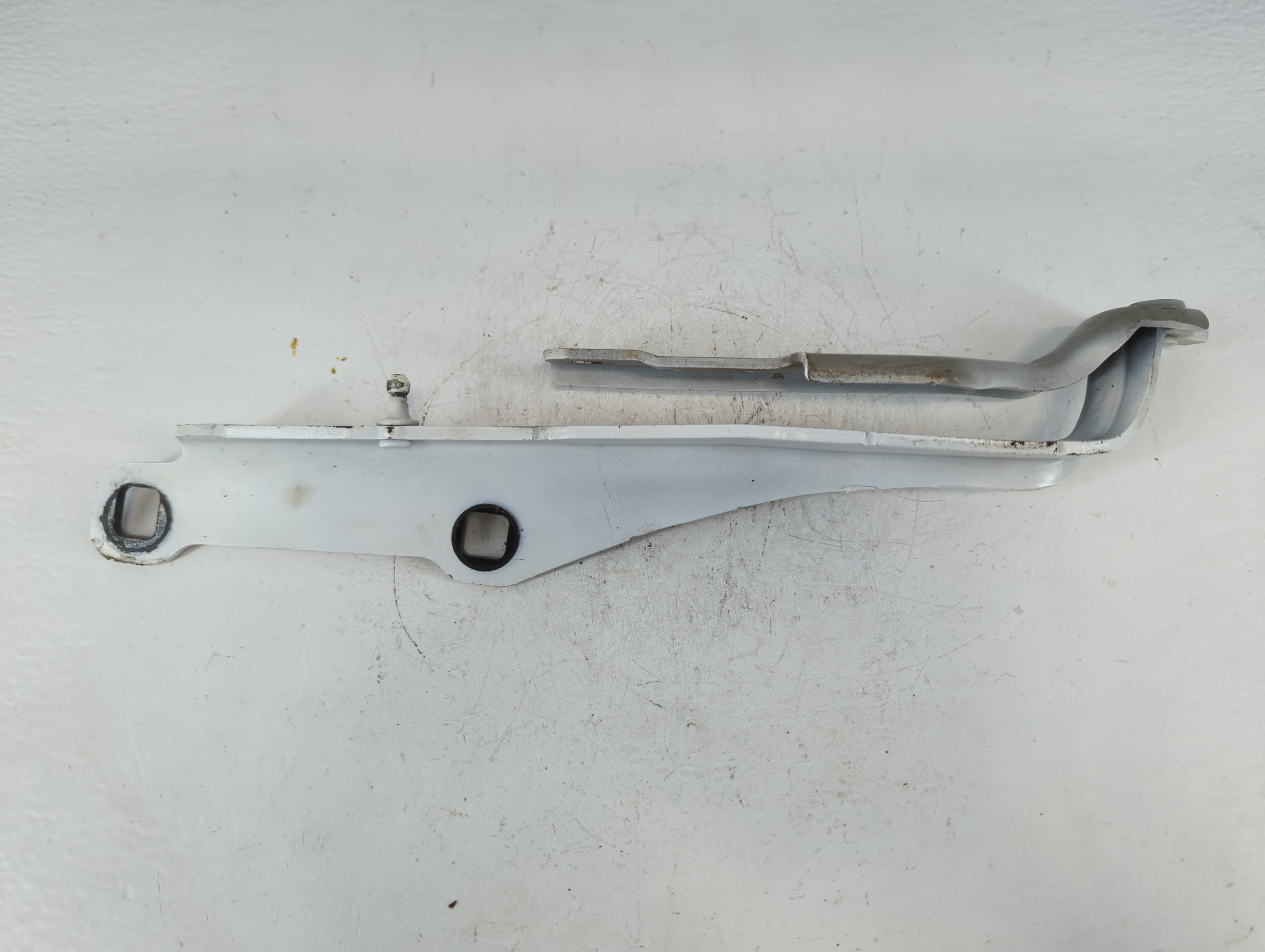 2013 Chrysler 300 Driver Left Hood Hinge 900027 - Oemusedautoparts1.com