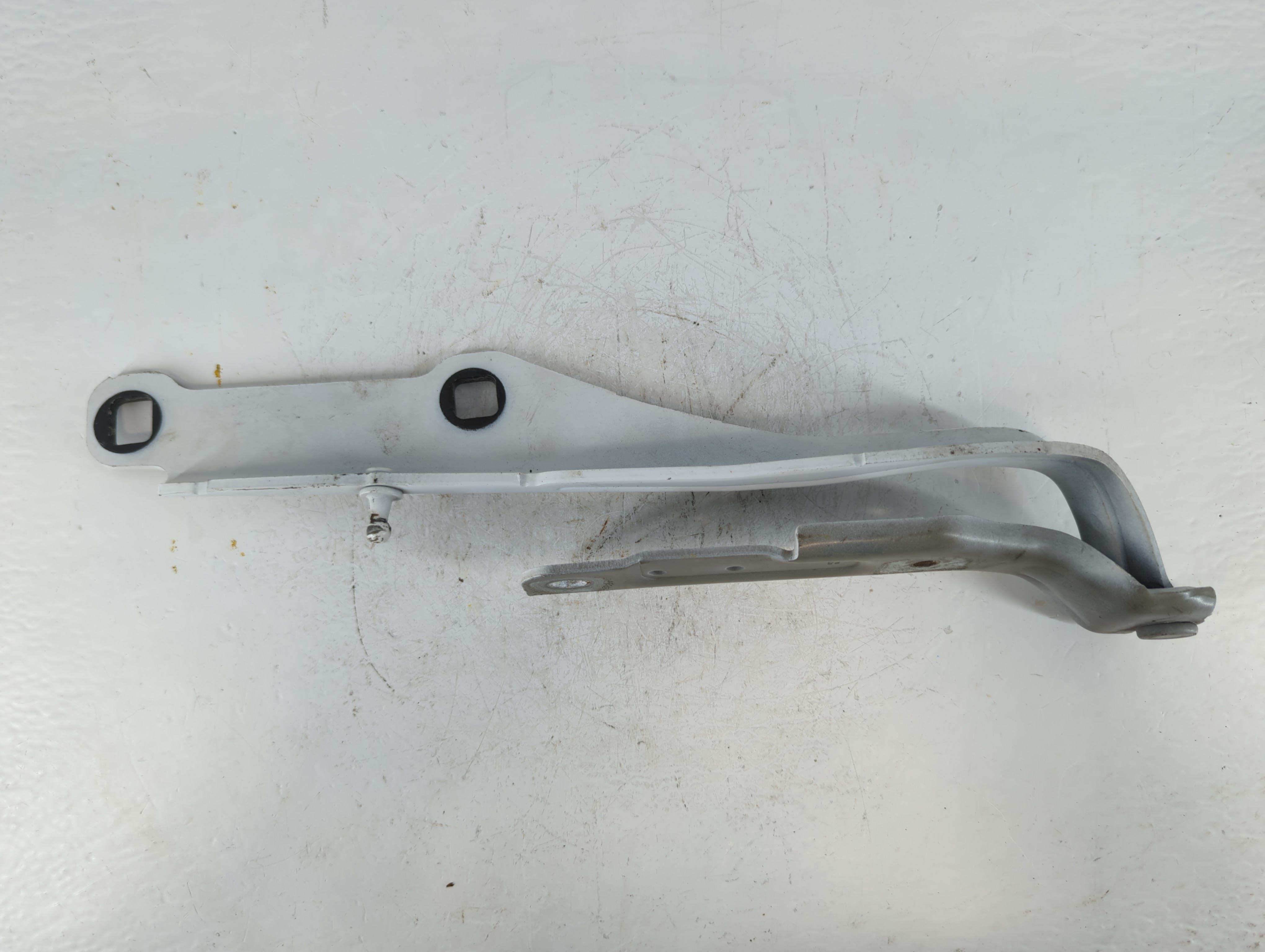 2013 Chrysler 300 Passenger Right Hood Hinge 900028 - Oemusedautoparts1.com