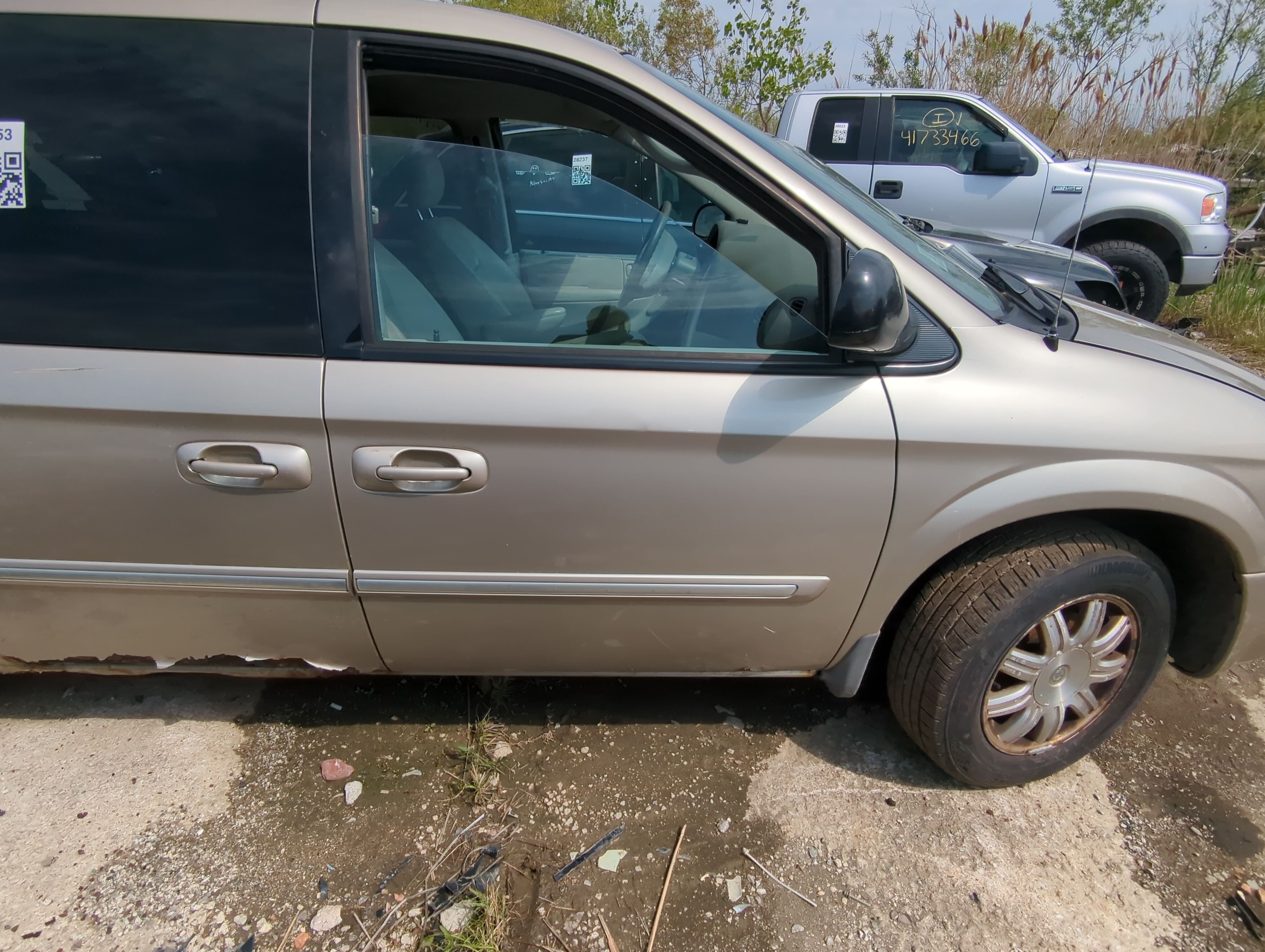 Picture of 2004-2007 Chrysler Town & Country Passenger Front Door Oem 901280