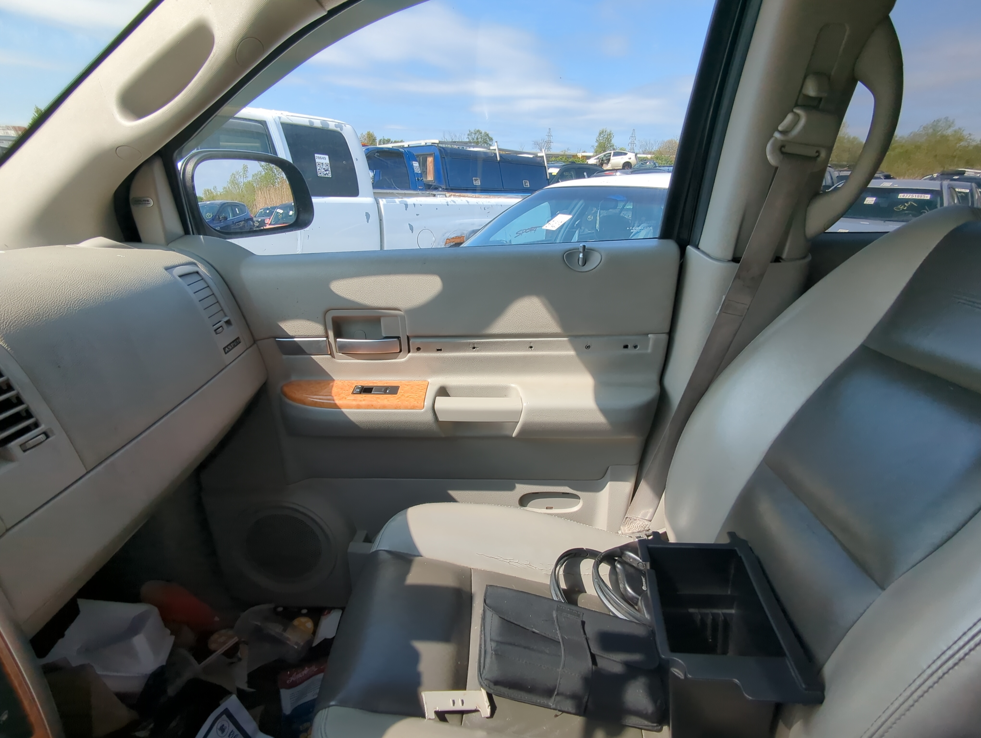 Picture of 2008 Chrysler Aspen Front Right Passenger Interior Door Panel Trim 901570