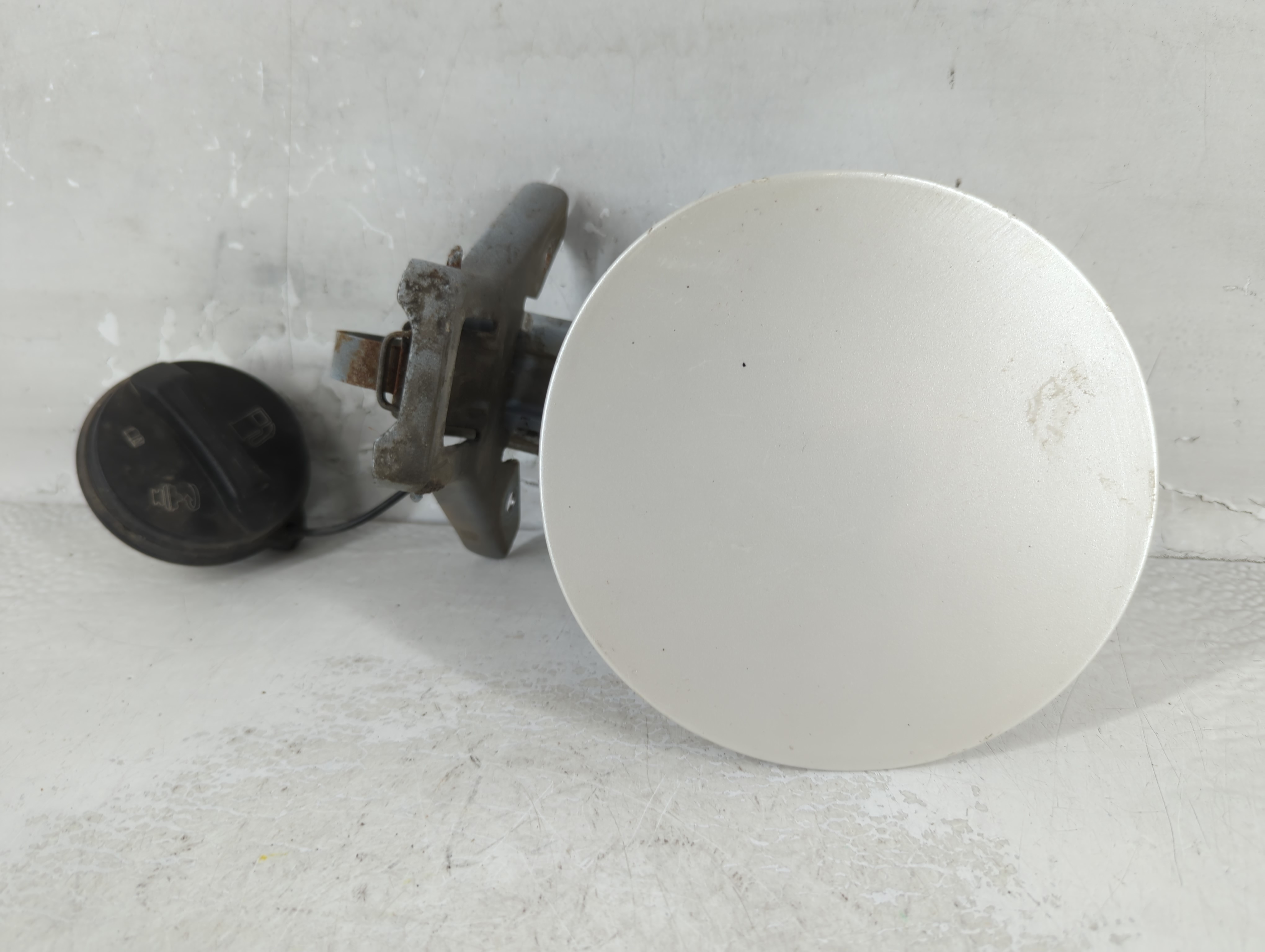 2011 Chevrolet Malibu Fuel Tank Door Lid Gas Tank White 902776 - Oemusedautoparts1.com