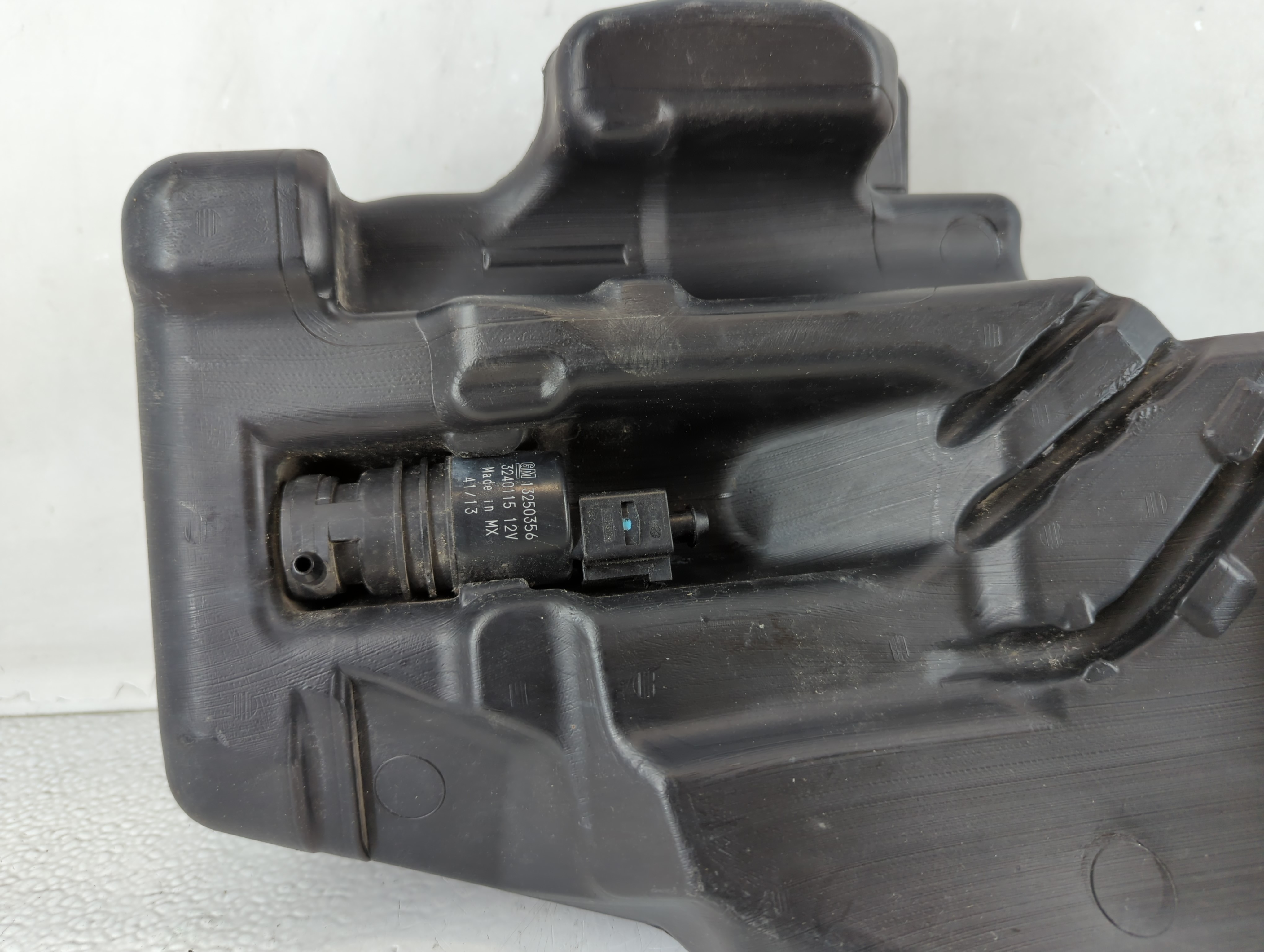 Picture of 2011-2016 Chevrolet Cruze Windshield Washer Fluid Reservoir Bottle Oem 902893