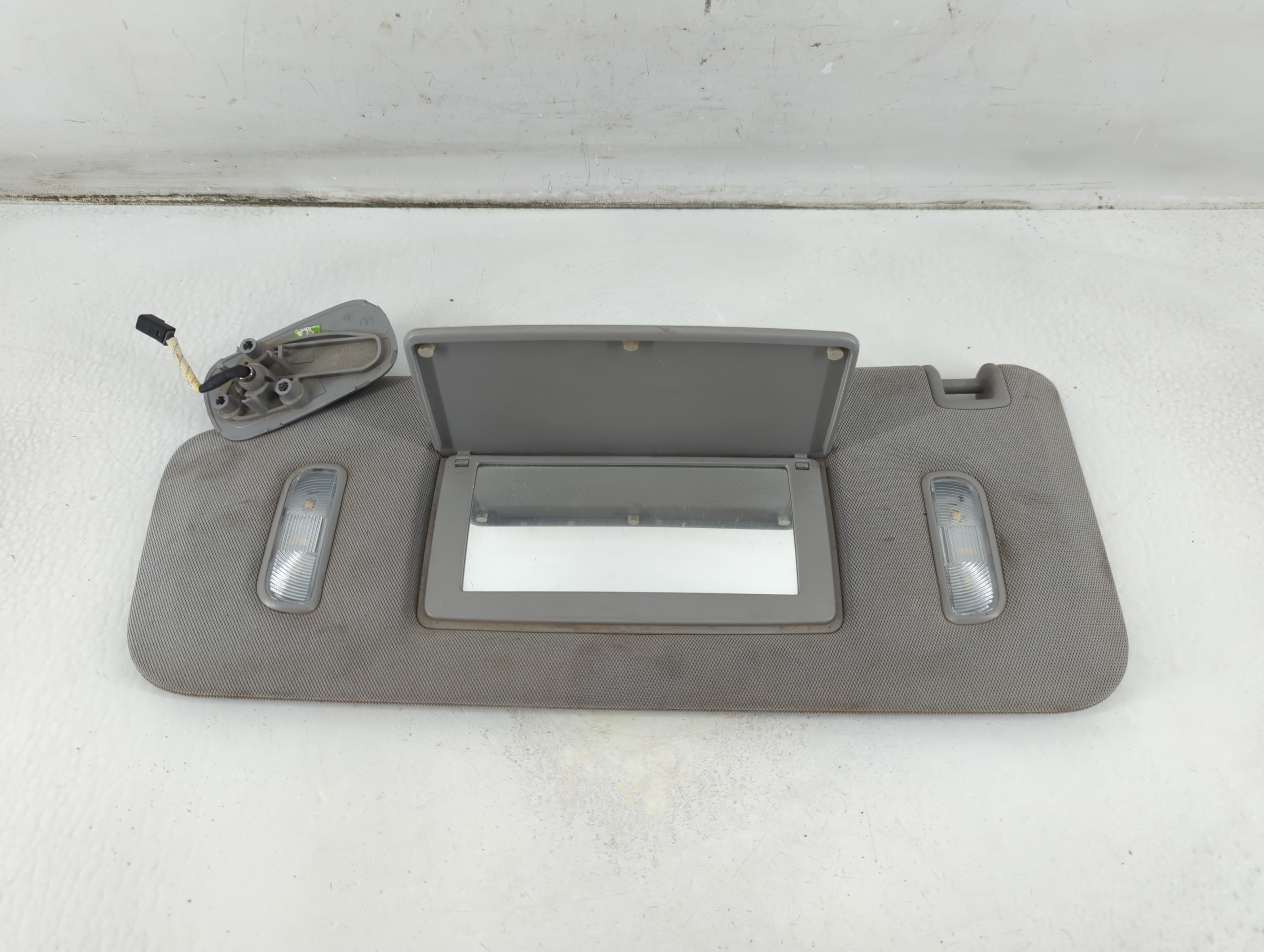2014-2019 Gmc Sierra 1500 Driver Sun Visor Mirror Left Sunvisor Grey 903176 - Oemusedautoparts1.com