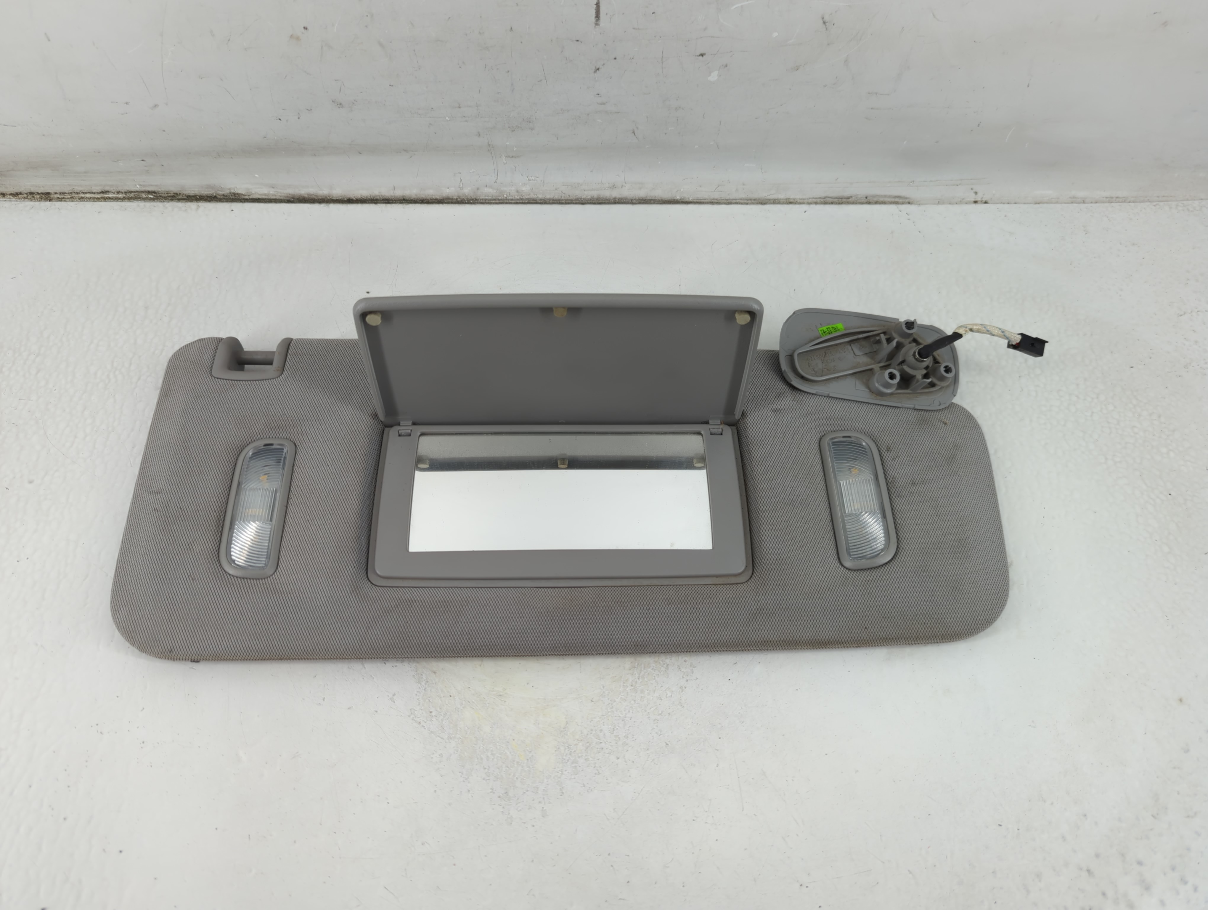 2014-2019 Gmc Sierra 1500 Passenger Sun Visor Mirror Right Sunvisor Grey 903177 - Oemusedautoparts1.com