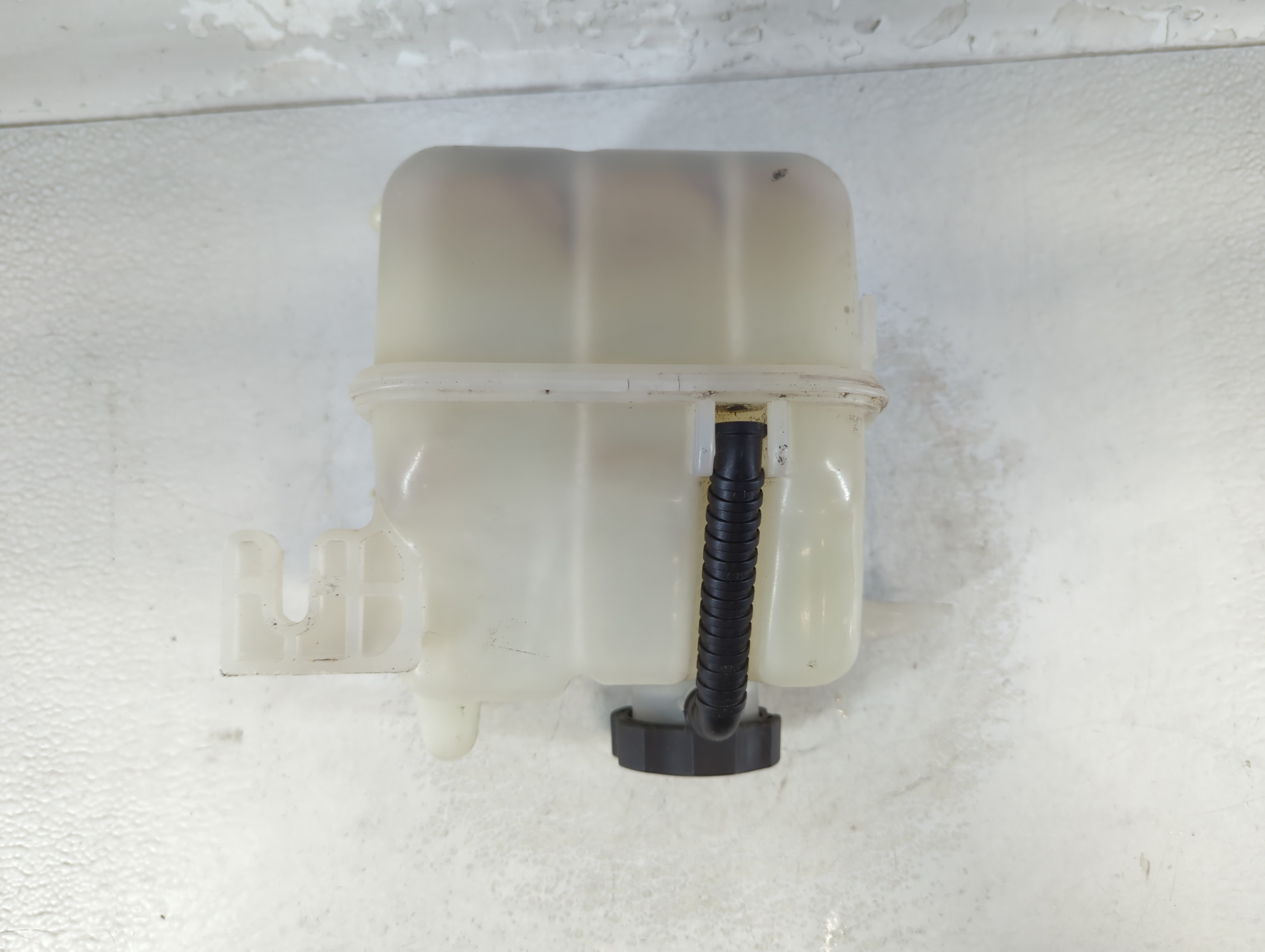 Picture of 2008-2010 Saturn Vue Radiator Coolant Overflow Expansion Tank Bottle 903850