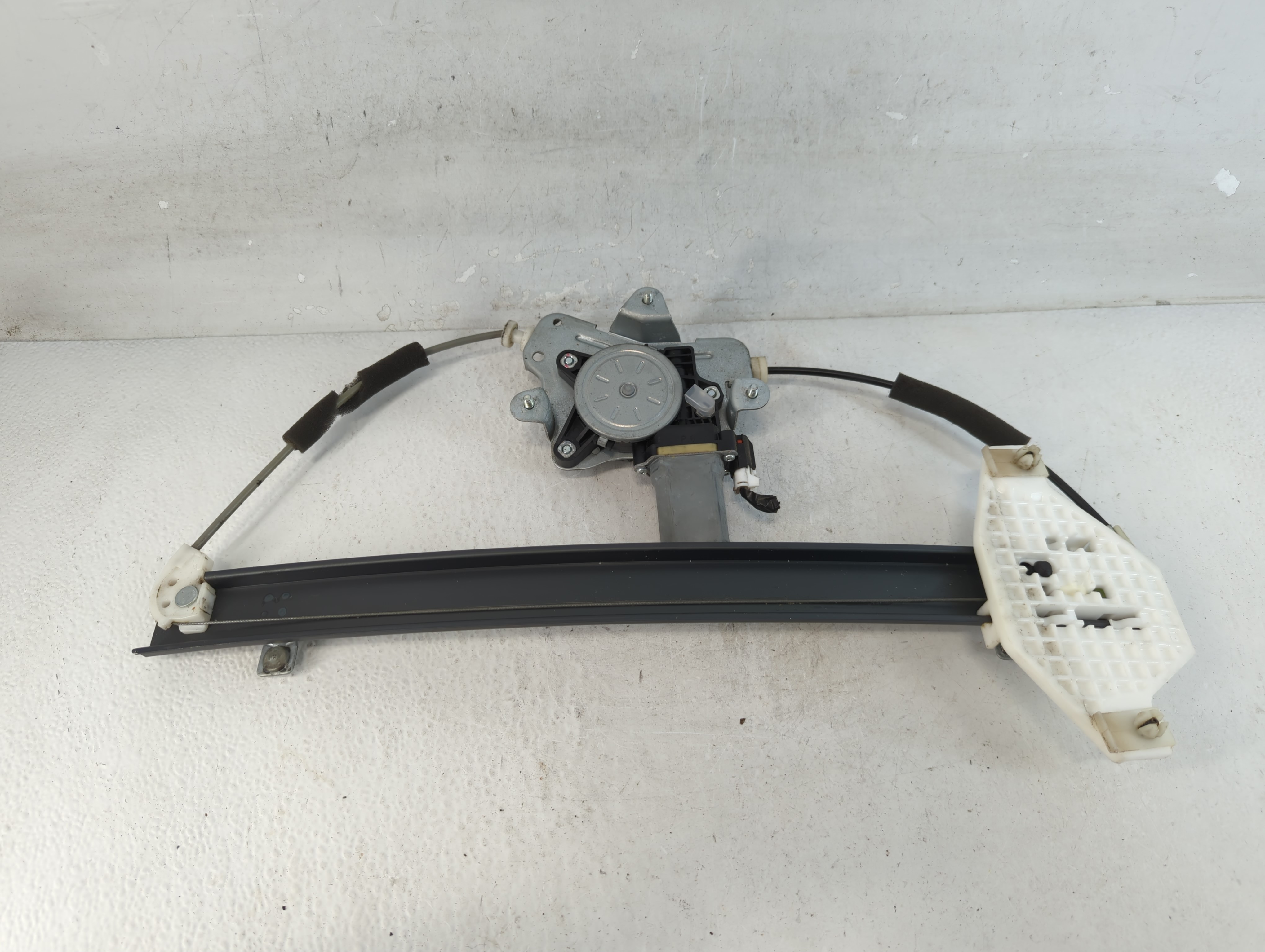 Picture of 2008-2010 Saturn Vue Driver Front Left Power Window Motor 904006