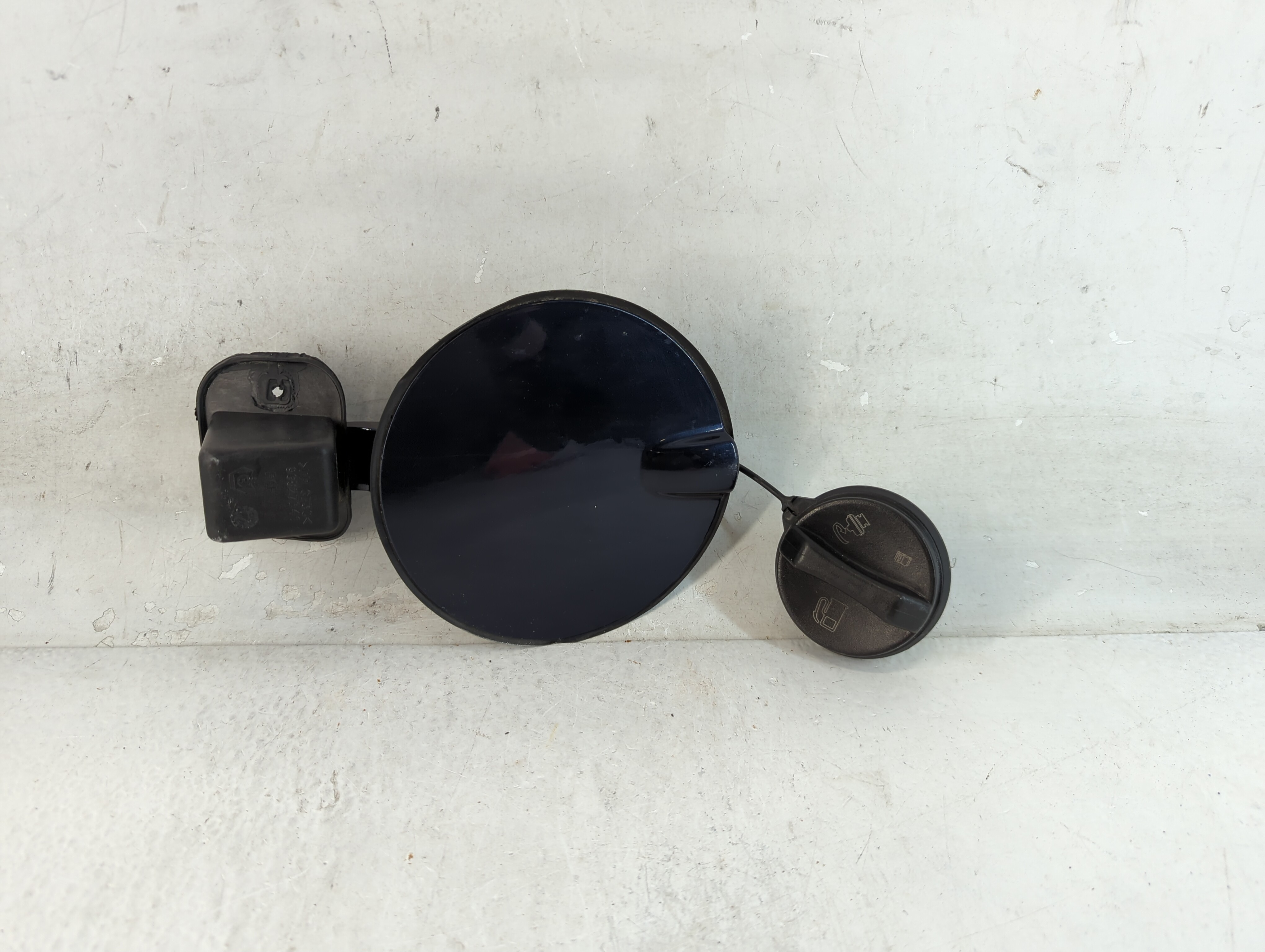 Picture of 2009 Saturn Vue Fuel Tank Door Lid Gas Tank Black 904023
