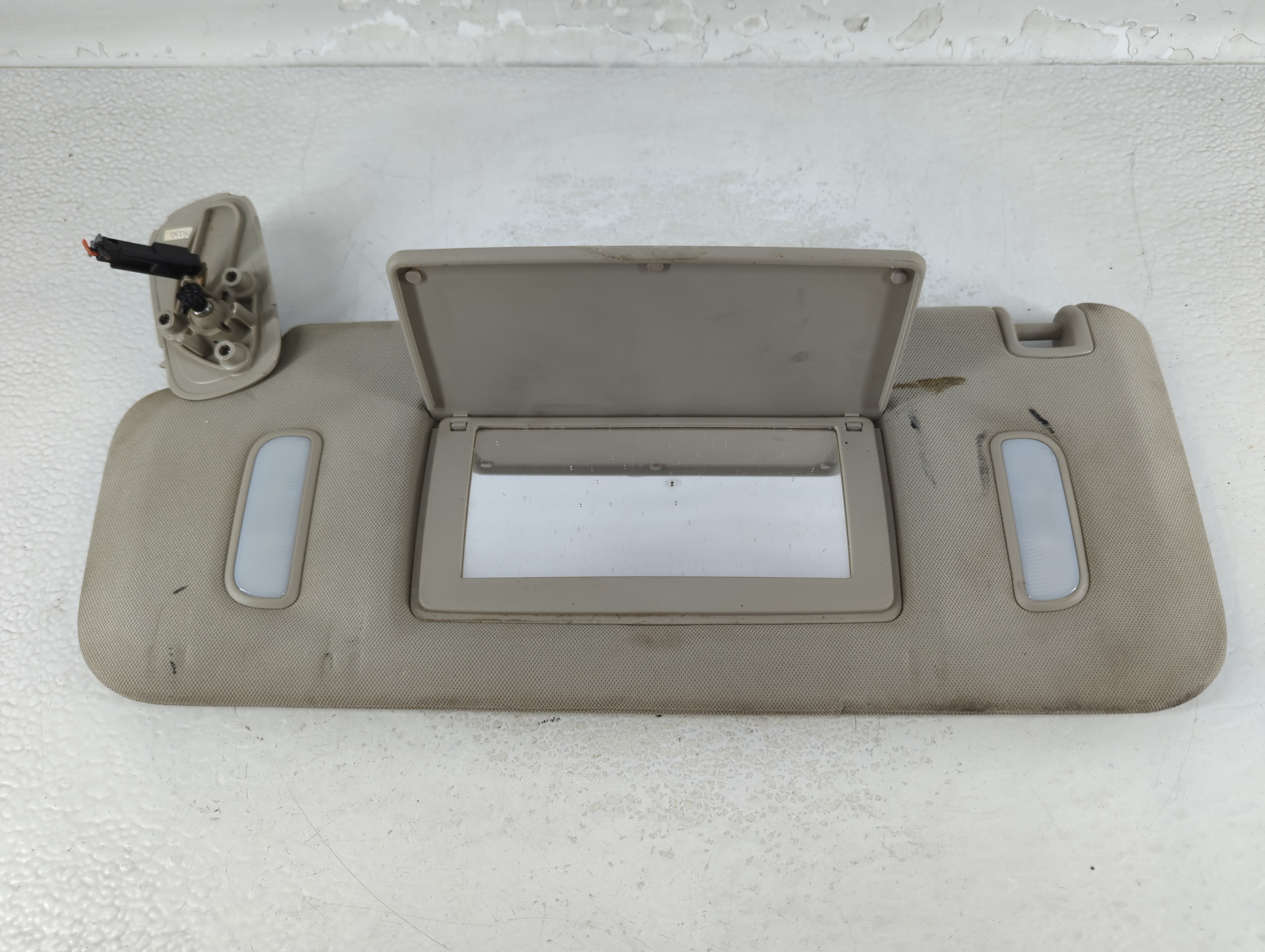 2007-2013 Chevrolet Silverado 1500 Driver Sun Visor Mirror Left Sunvisor 904316 - Oemusedautoparts1.com