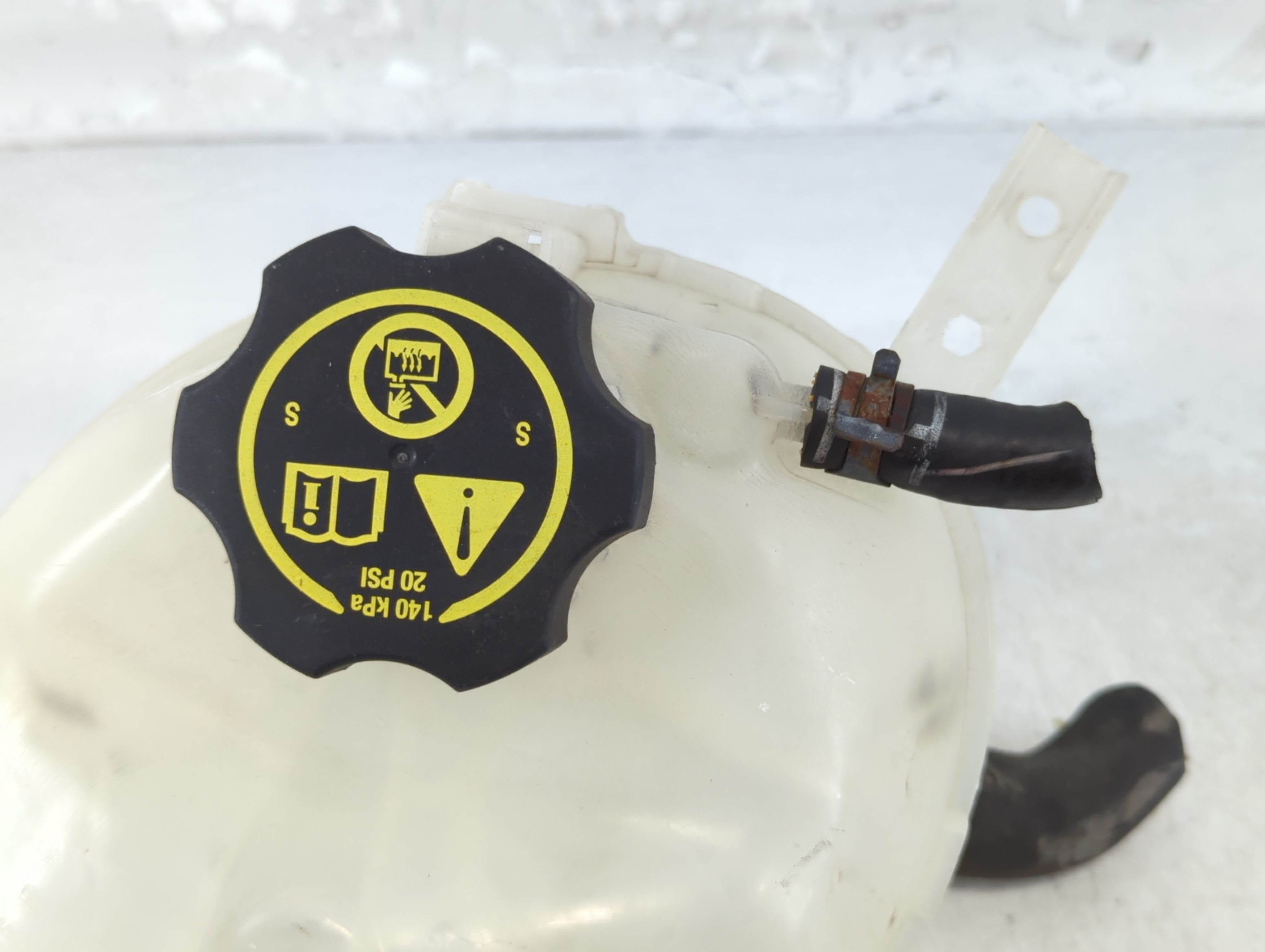 Picture of 2016-2019 Chevrolet Cruze Radiator Coolant Overflow Expansion Tank Bottle 904557